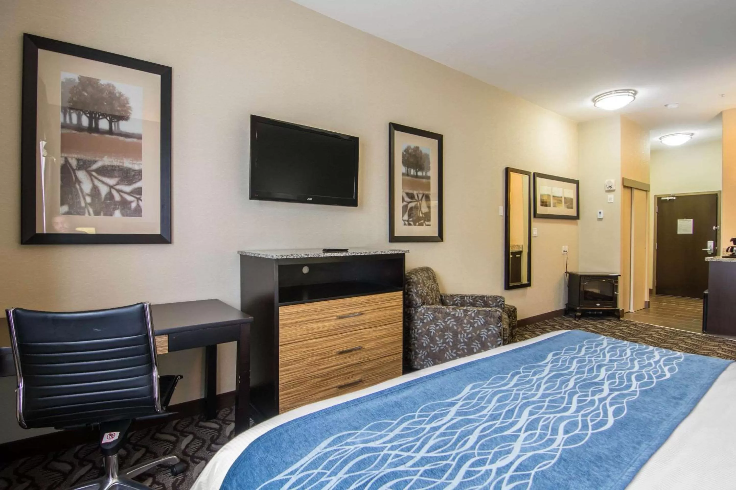 Photo of the whole room, Bed in Comfort Inn & Suites