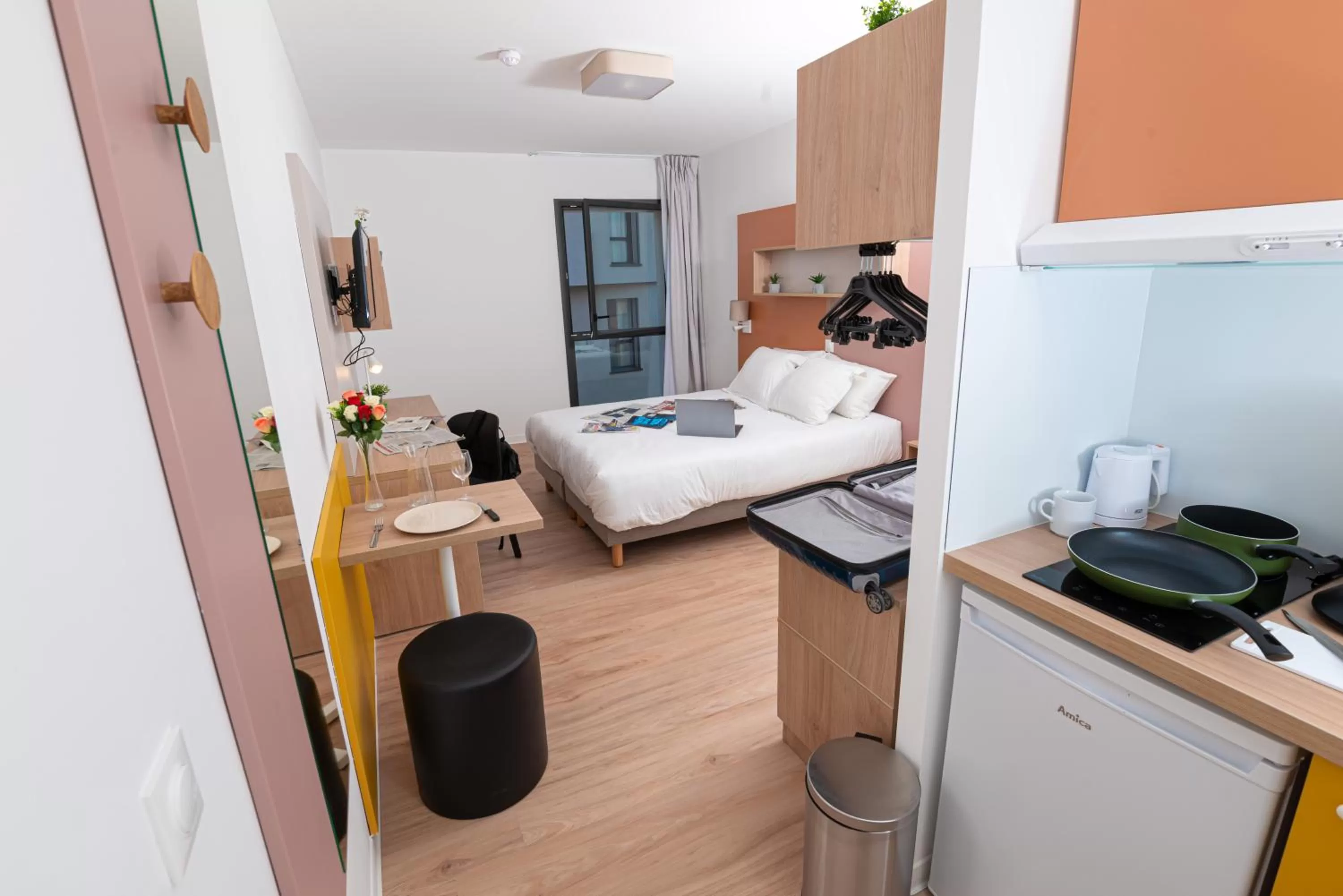 Kitchen or kitchenette, Bed in Apparthotel Privilodges Toulon