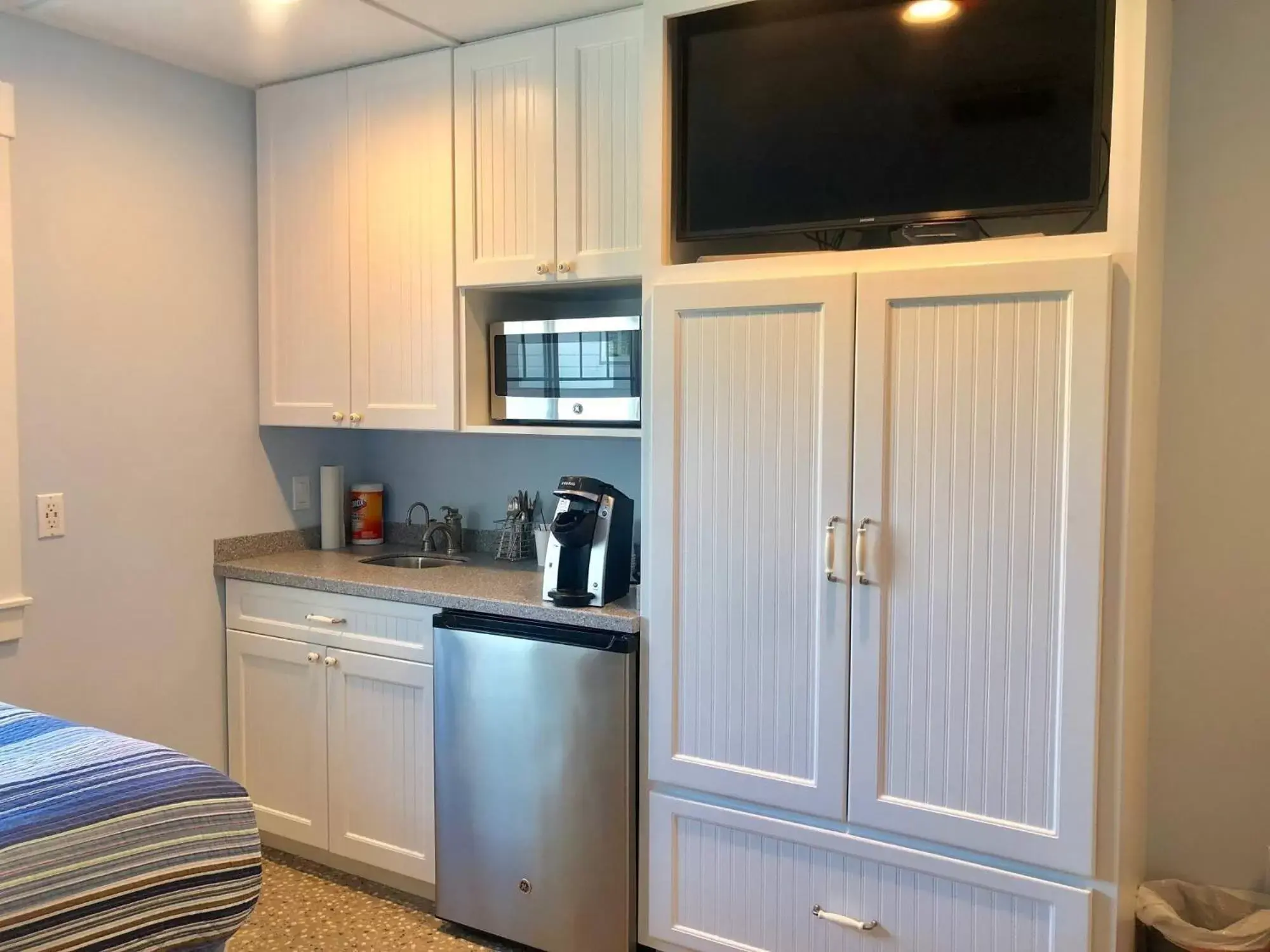 Carriage House Standard Room #34 1 double bed & 1 double bed with twin bunk in Driftwood Inn Carriage House Standard Room #34 1 double bed & 1 double bed with twin bunk in Driftwood Inn