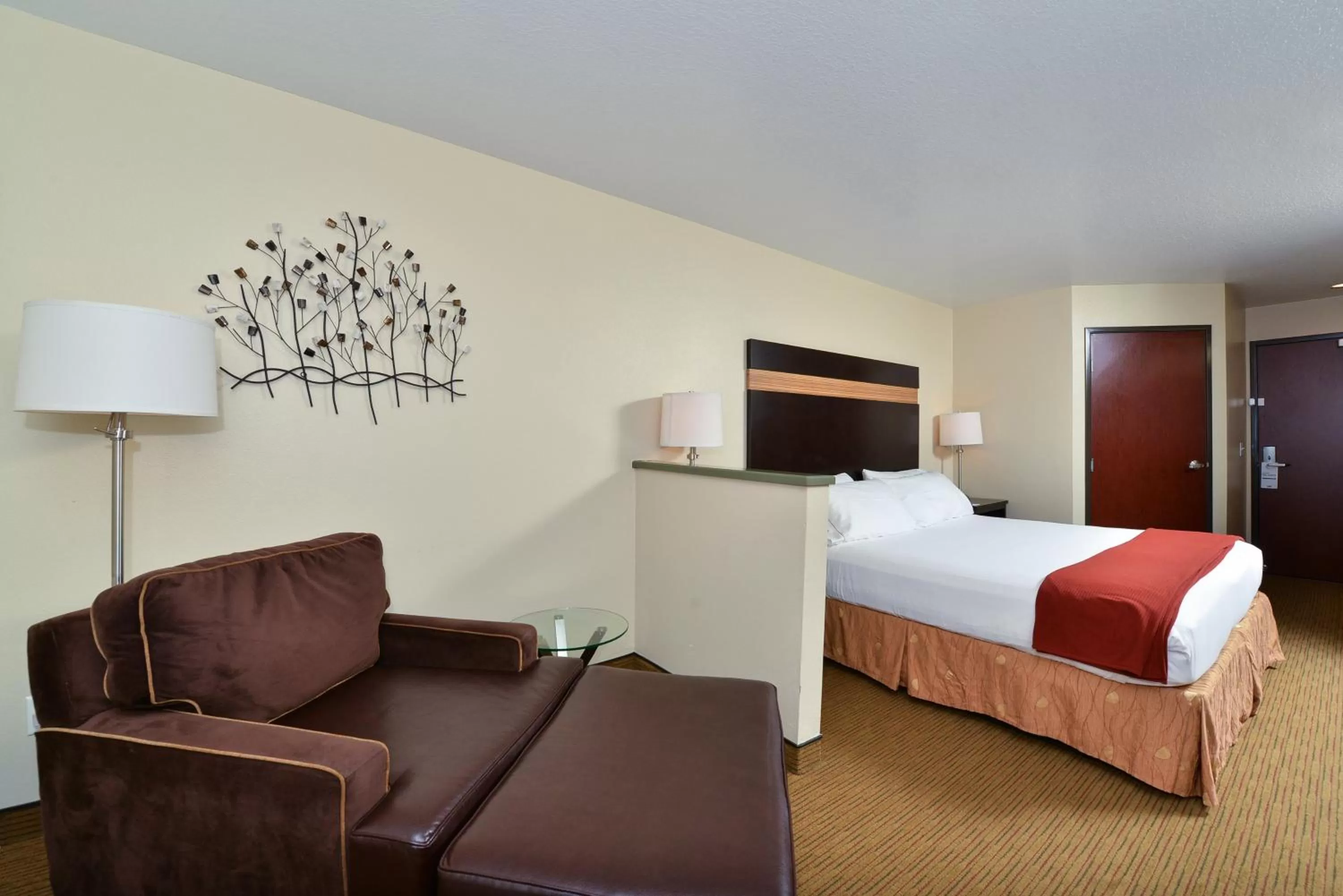 Photo of the whole room, Bed in Holiday Inn Express Portland SE - Clackamas Area by IHG