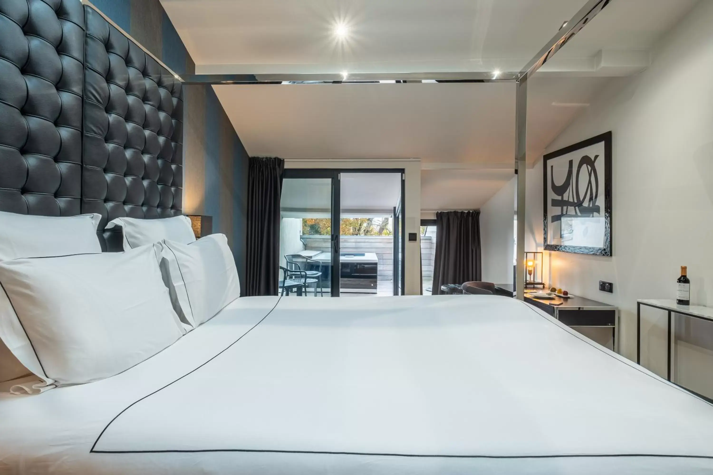 Prestige Double Room with Jacuzzi in Le Palais Gallien Hôtel & Spa Prestige Double Room with Jacuzzi in Le Palais Gallien Hôtel & Spa