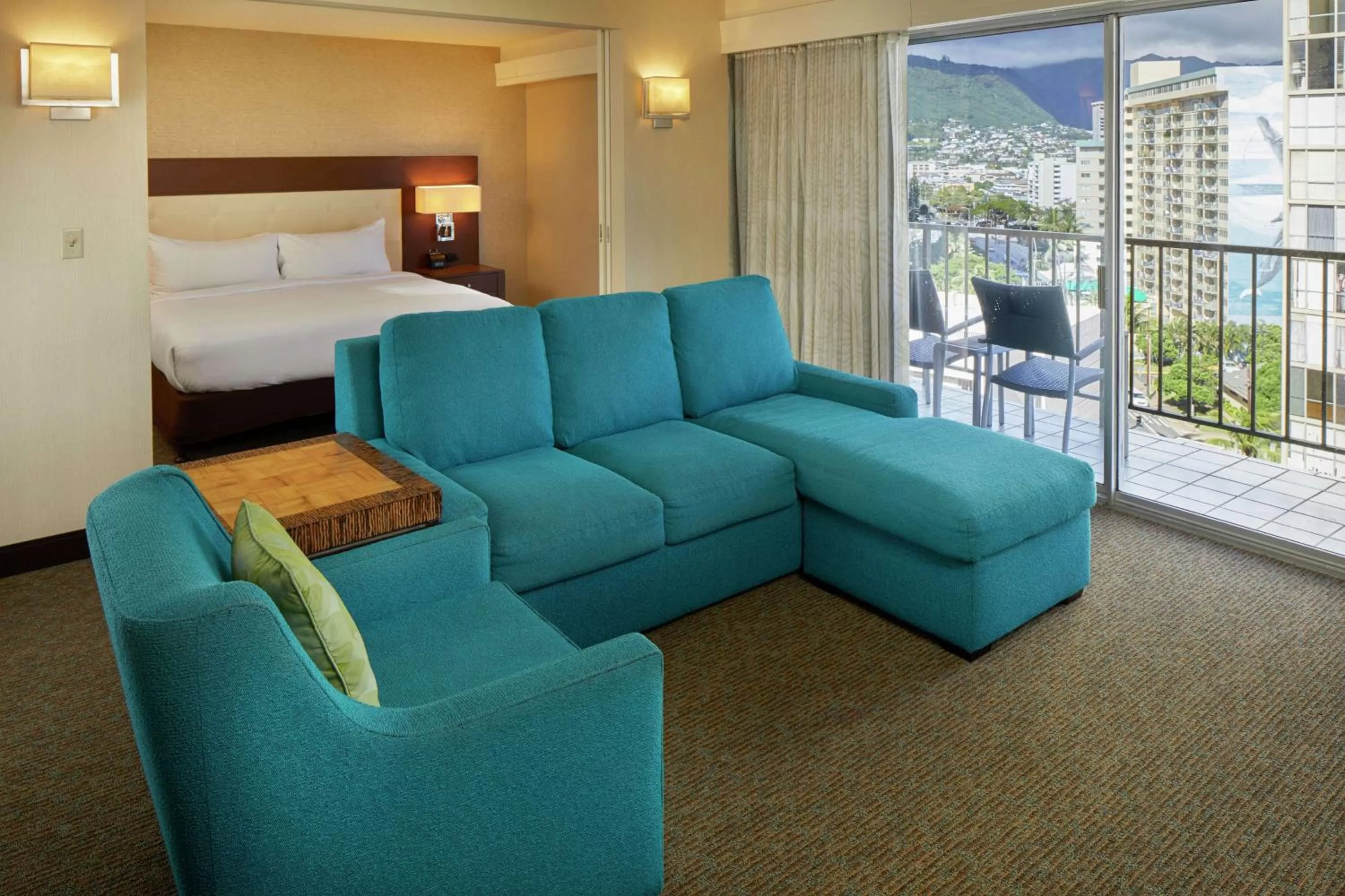 Living room, Bed in DoubleTree by Hilton Alana - Waikiki Beach