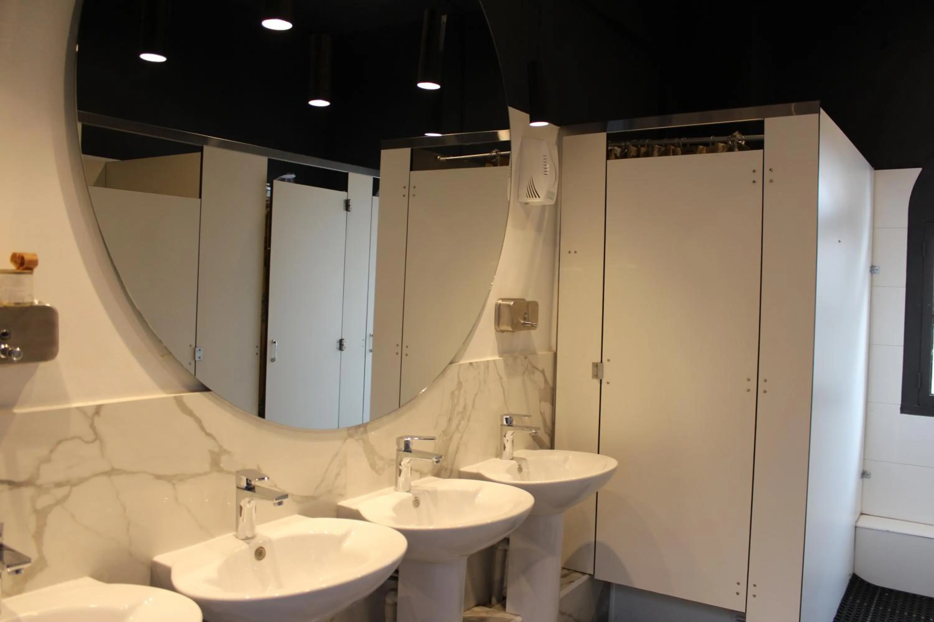 Shower in Hostel Boutique Merced 88