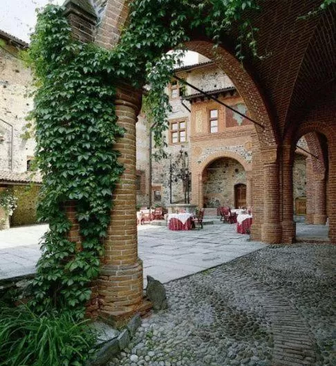 Restaurant/places to eat in Castello Di Pavone