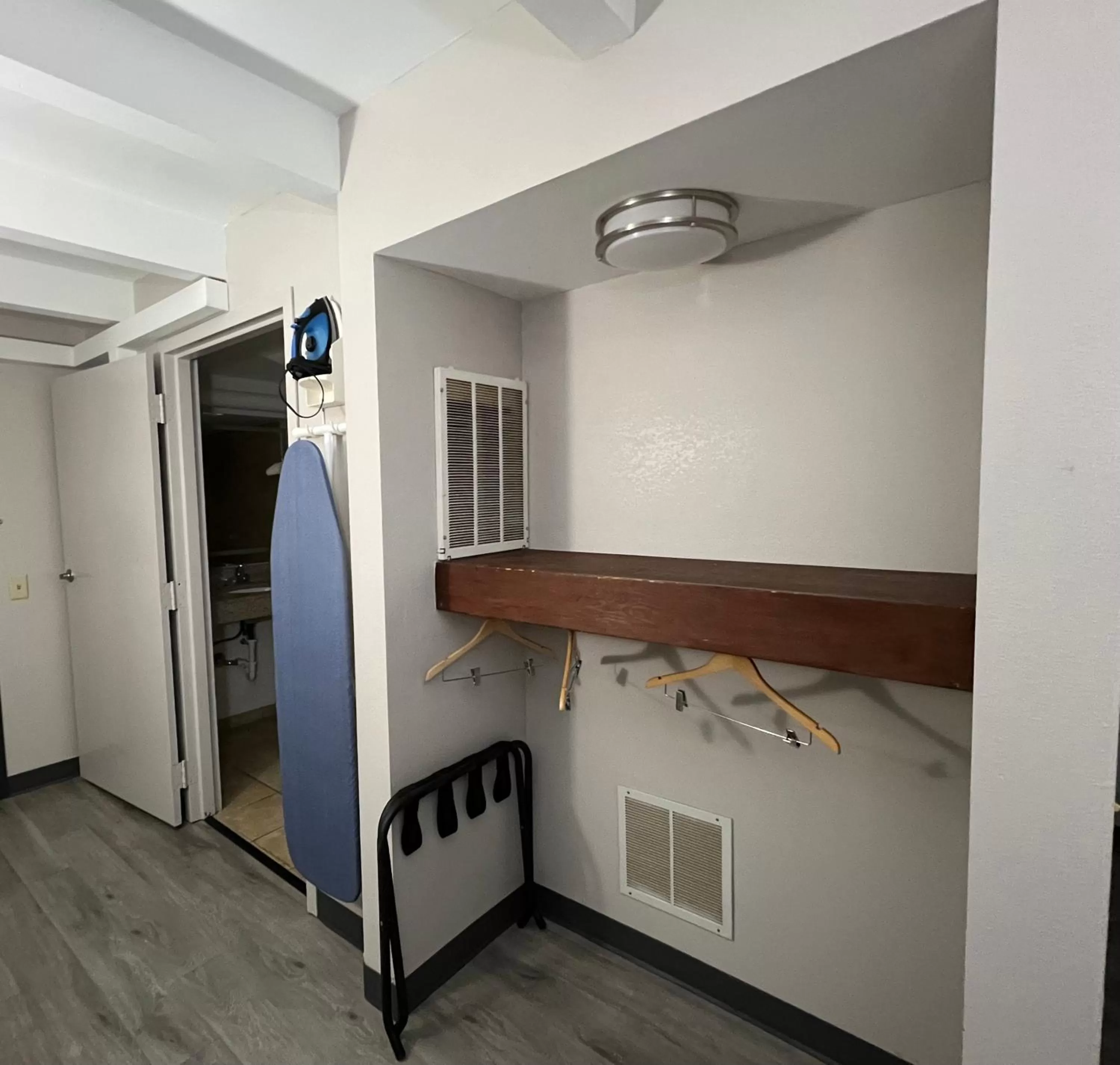 furniture in Country Inn & Suites by Radisson, Battle Creek, MI