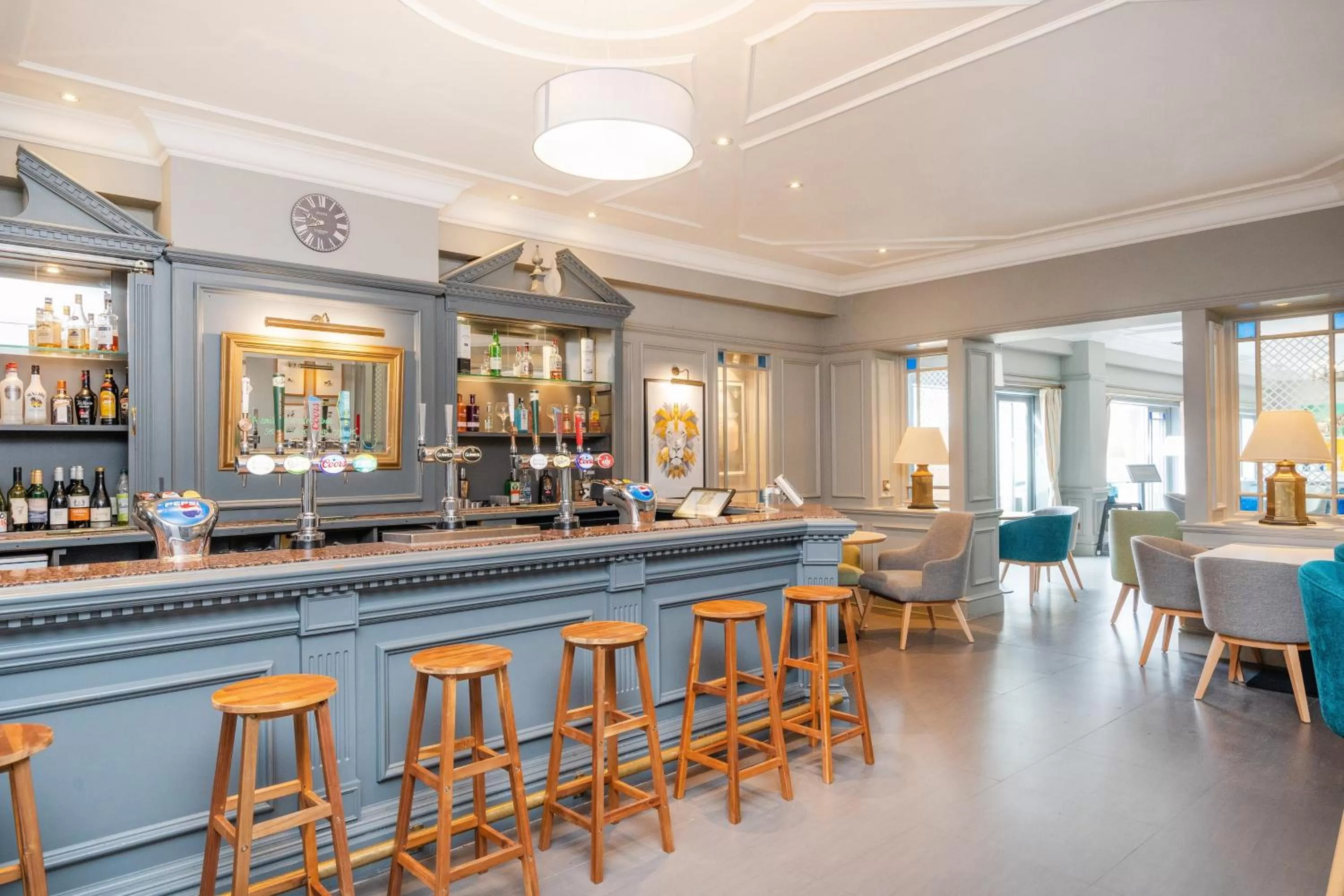 Lounge or bar in Holiday Inn Maidstone-Sevenoaks by IHG