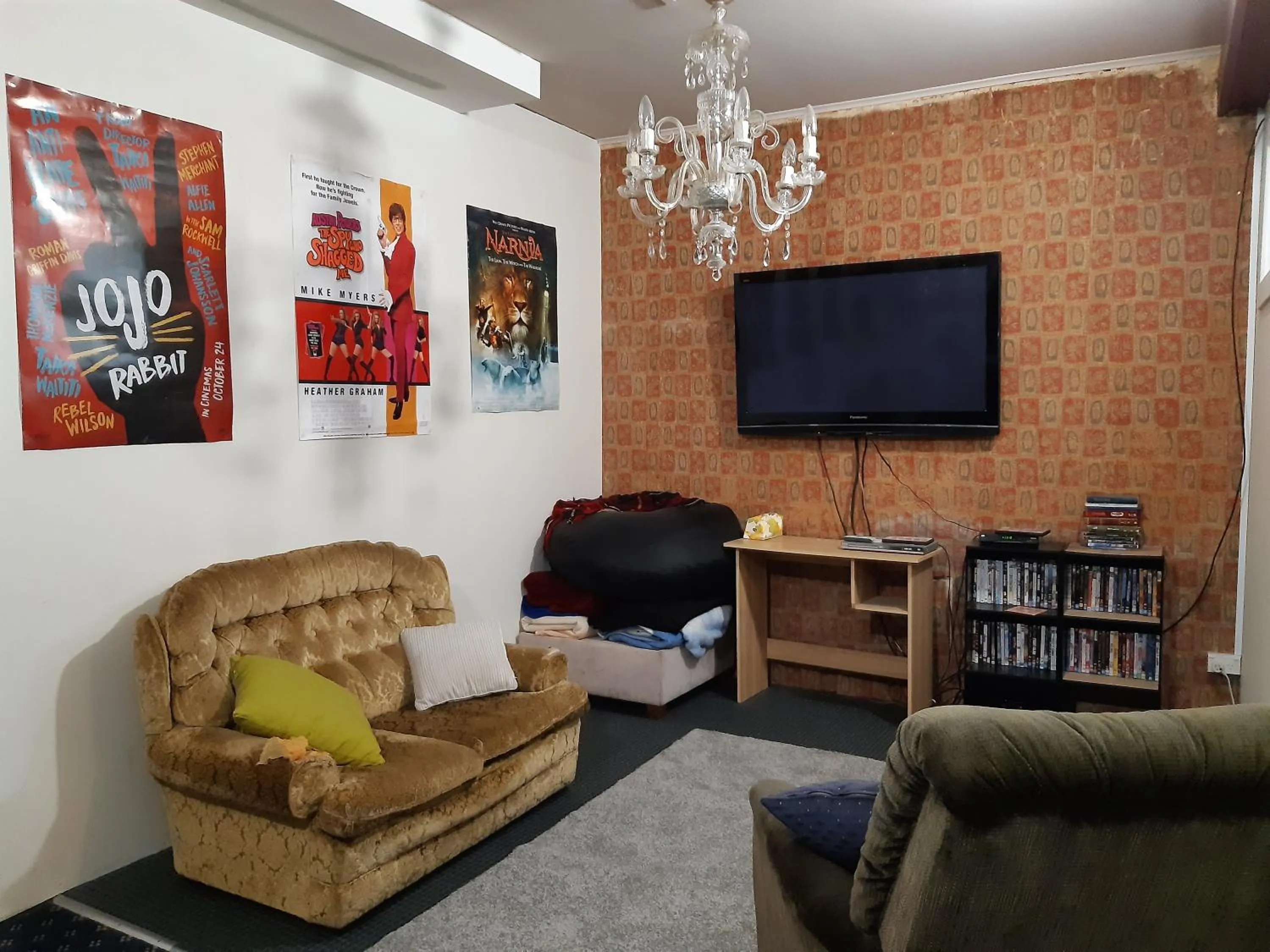 Communal lounge/ TV room in Ariki Backpackers