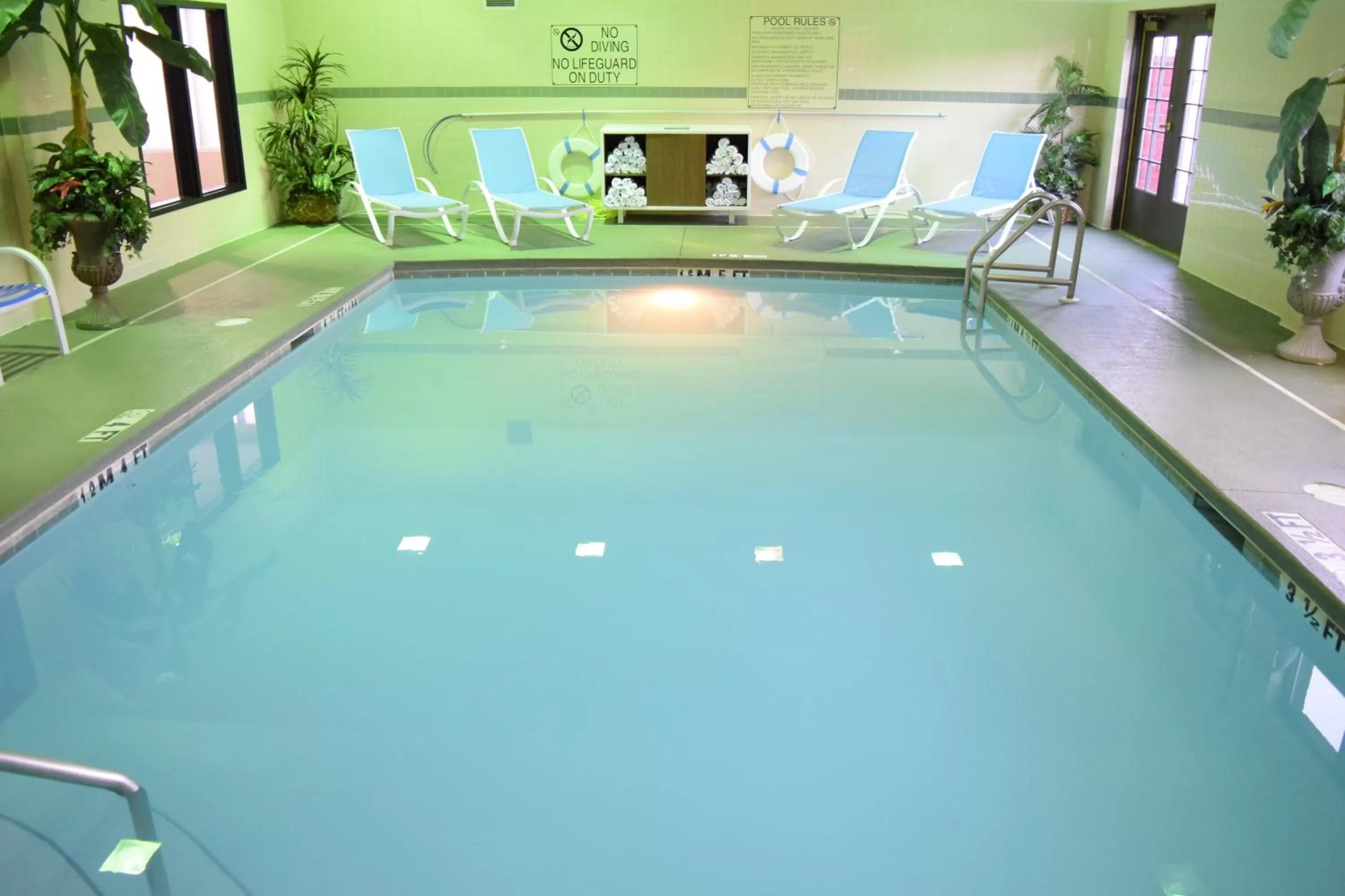 Swimming pool in Holiday Inn Express & Suites Pensacola West I-10 by IHG