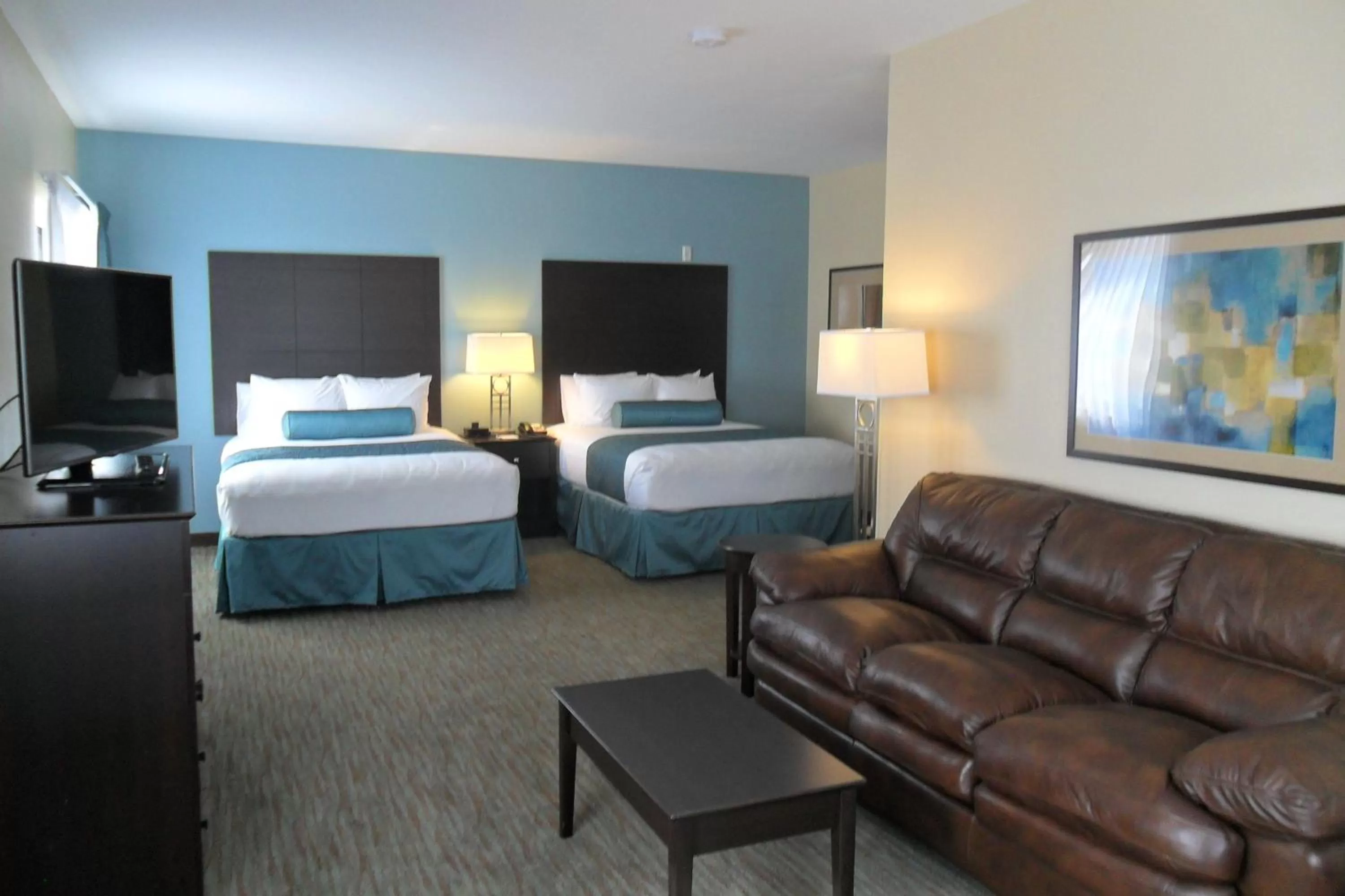 Bed in Cobblestone Inn & Suites - Fort Dodge