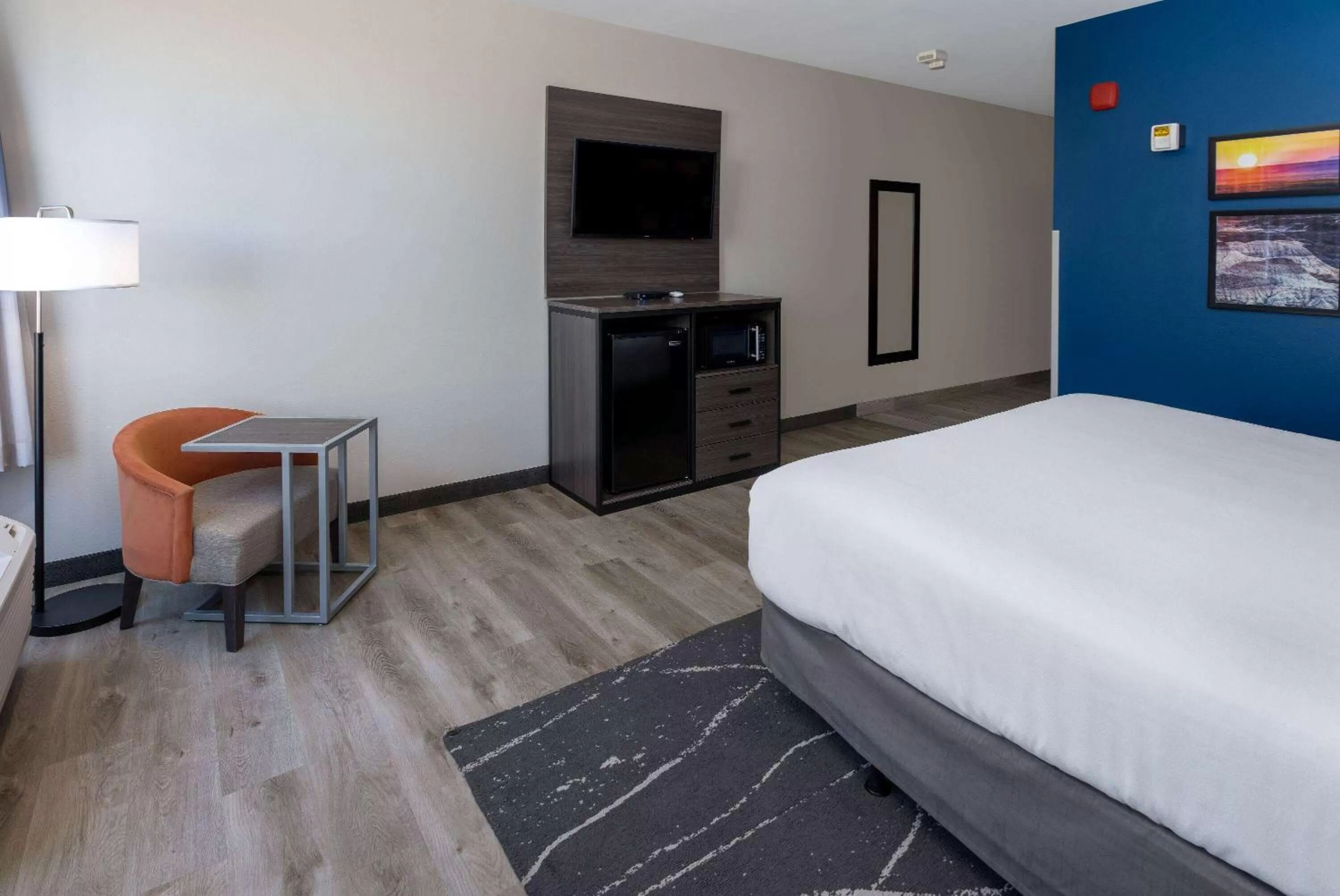 Photo of the whole room, Bed in La Quinta Inn & Suites by Wyndham Holbrook Petrified Forest