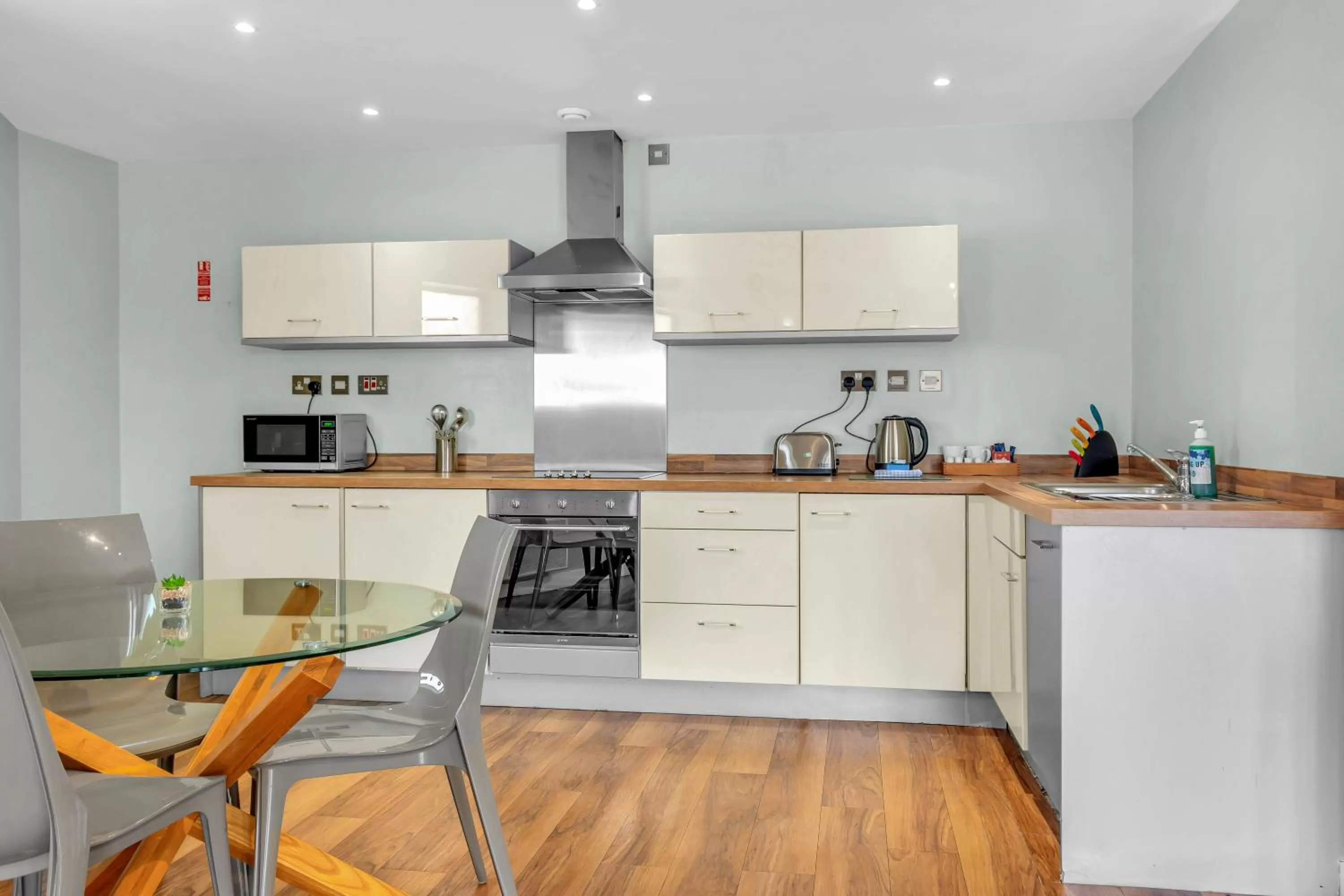 kitchen in Roomzzz Leeds Headingley