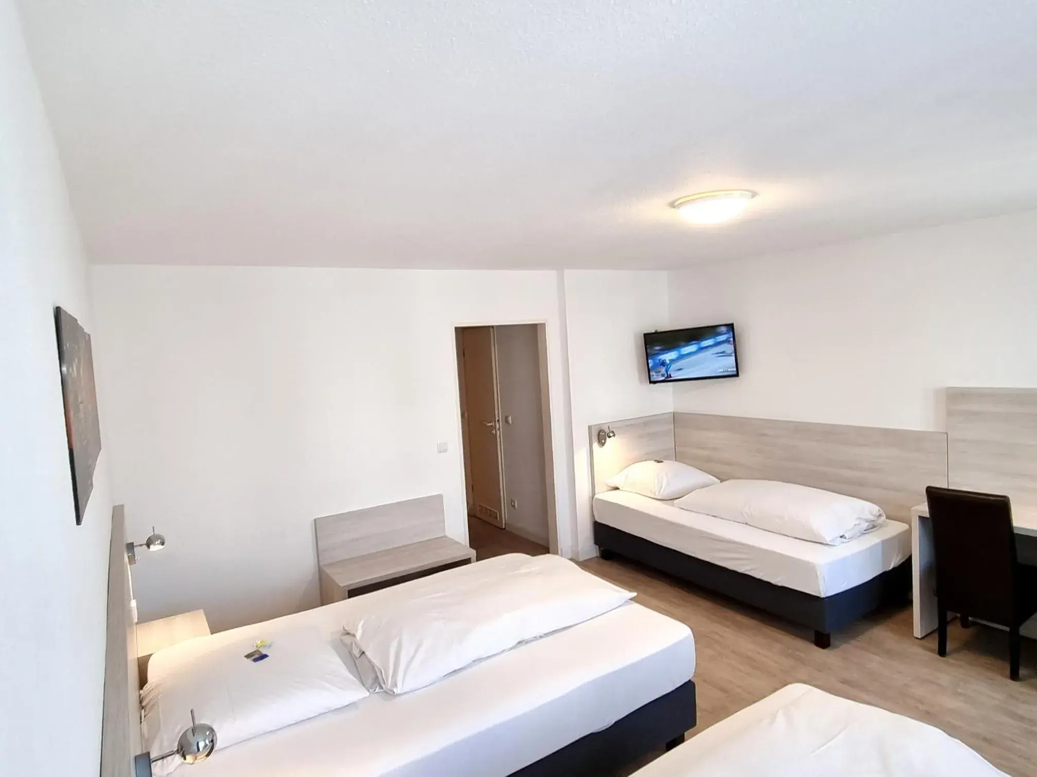 Triple Room with Bathroom - single occupancy in Adler Hotel Frankfurt Triple Room with Bathroom - single occupancy in Adler Hotel Frankfurt