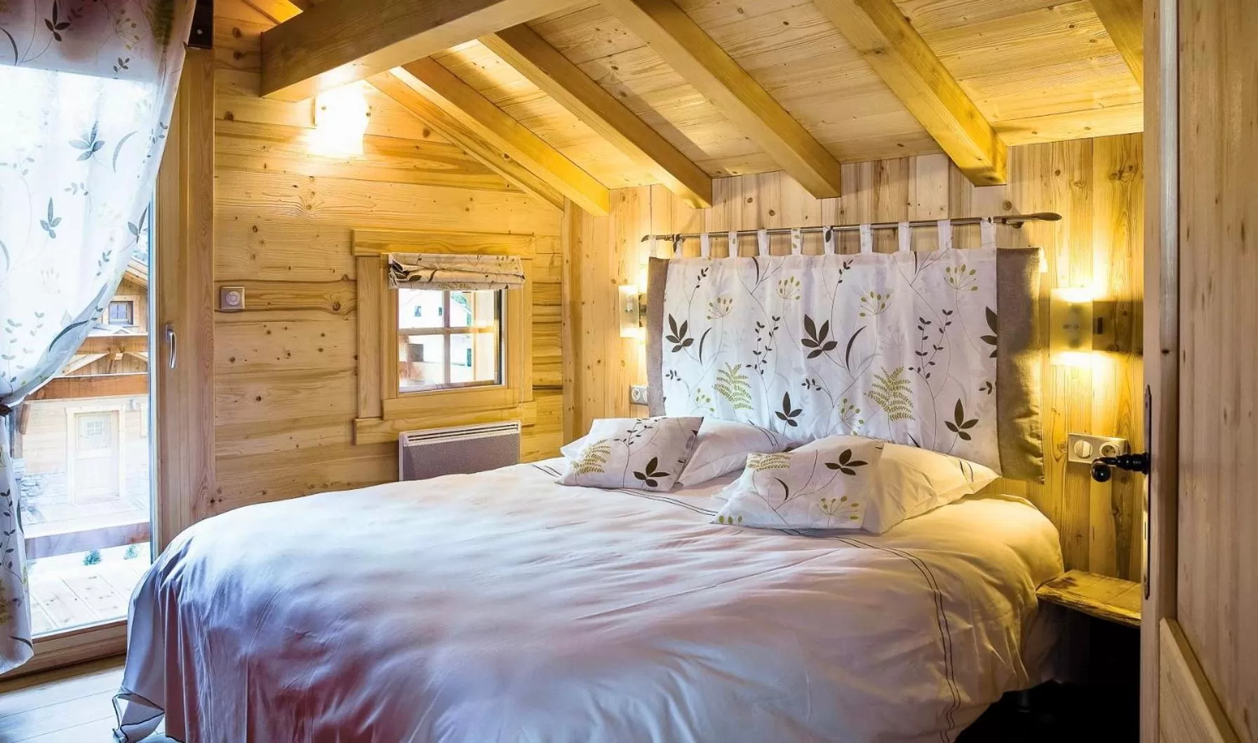 Bed in LOGIS HÔTEL, CHALETS et RESTAURANT LES CHATELMINÉS