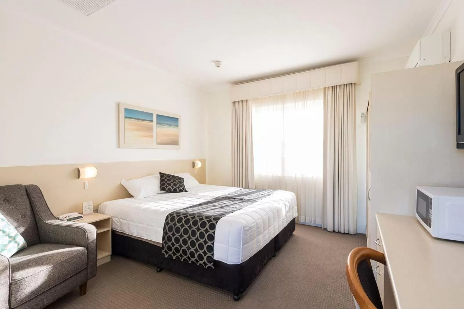 Bed in Comfort Inn All Seasons