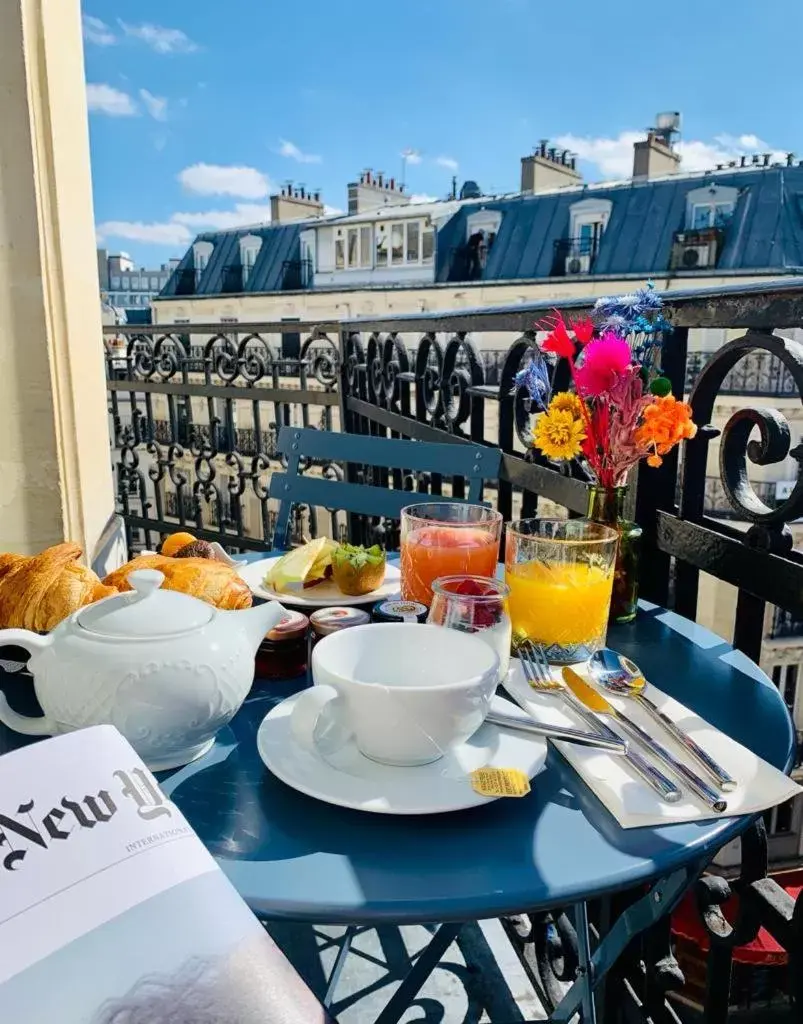 Superior Queen Room with Balcony - Non-Smoking in NH Paris Opéra Faubourg Superior Queen Room with Balcony - Non-Smoking in NH Paris Opéra Faubourg