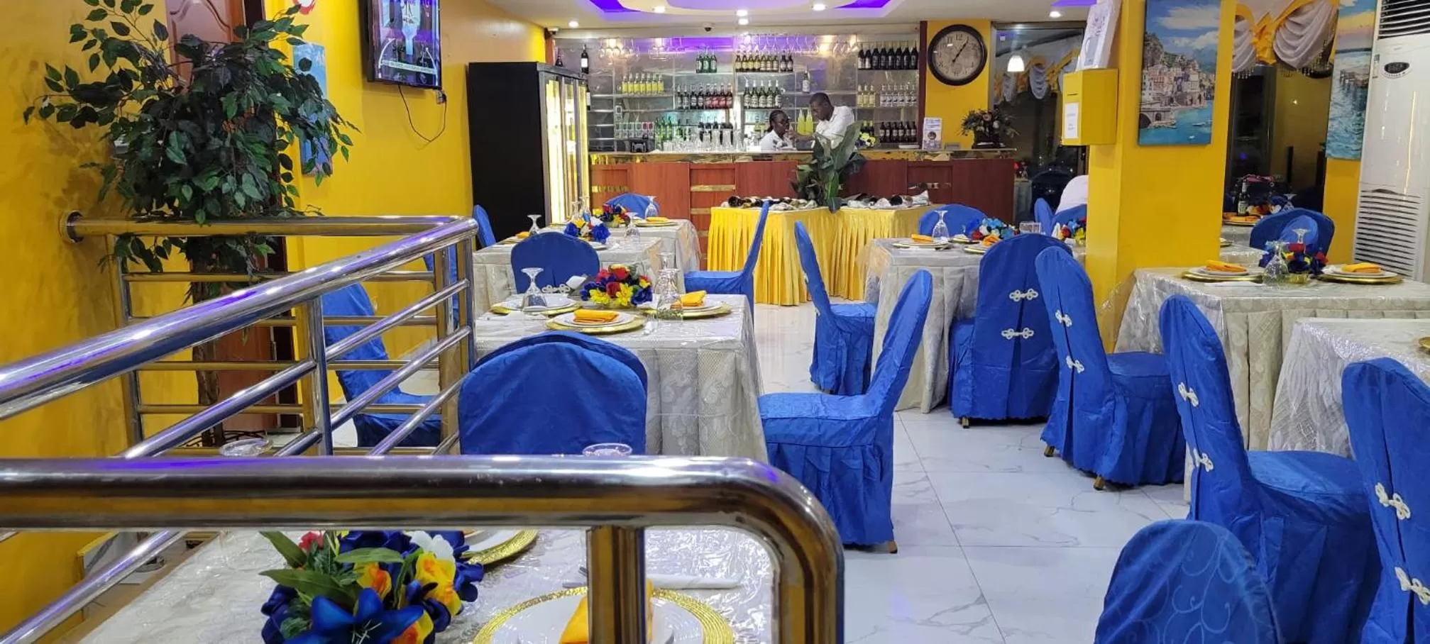 Restaurant/places to eat in Marriot Metropolitan Hotel