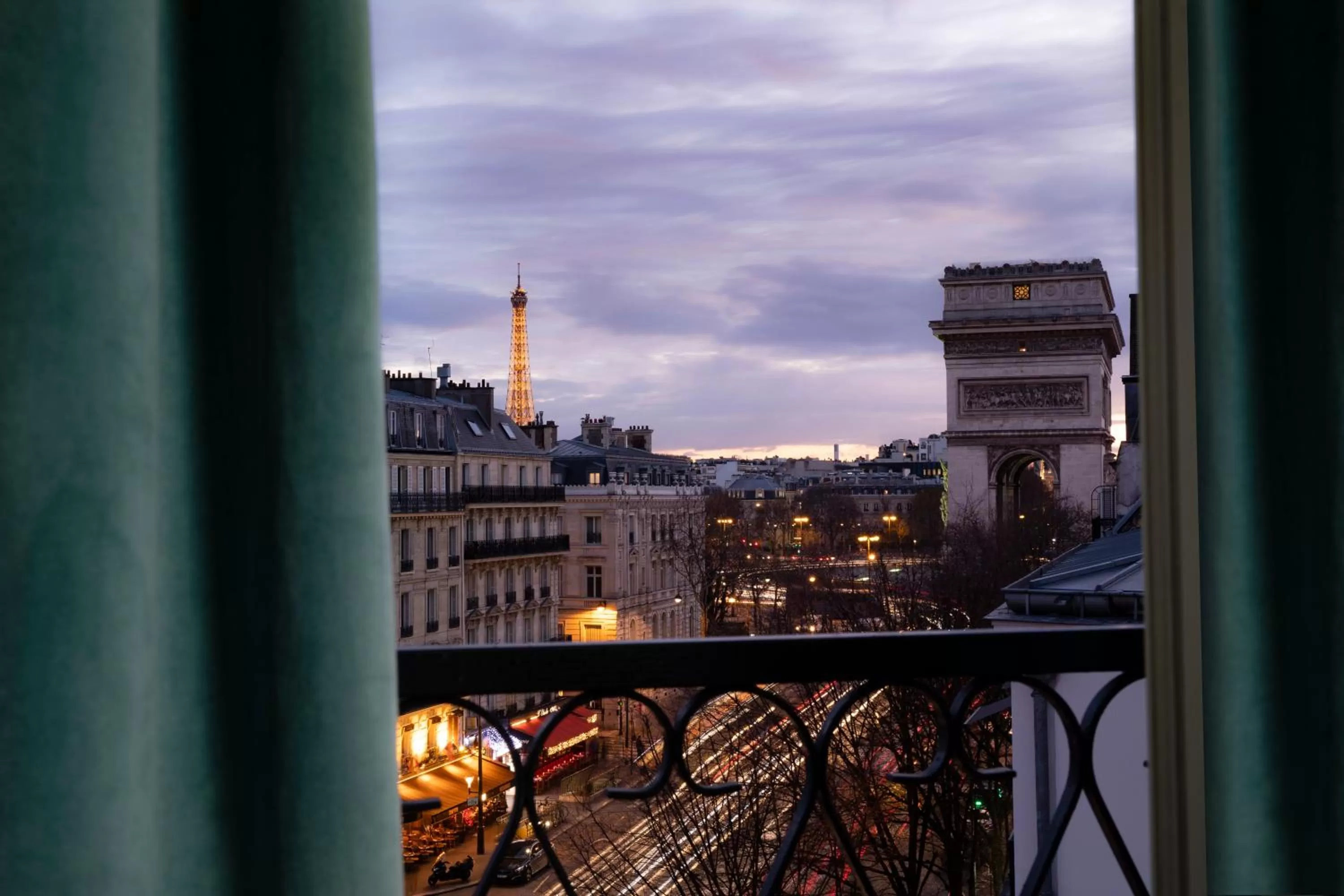 Bedroom in Hôtel Plaza Étoile