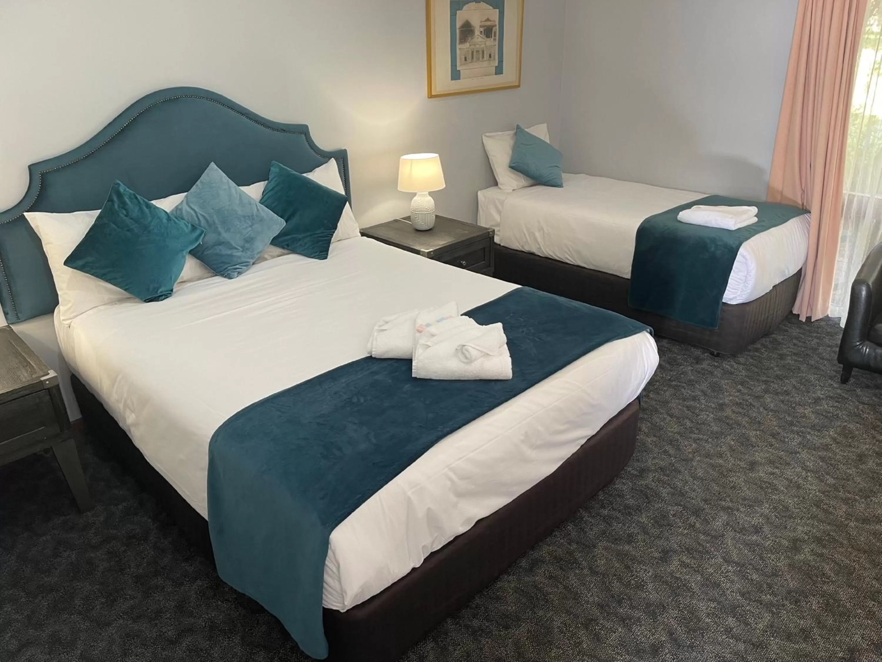 Bed in Town & Country Motor Inn