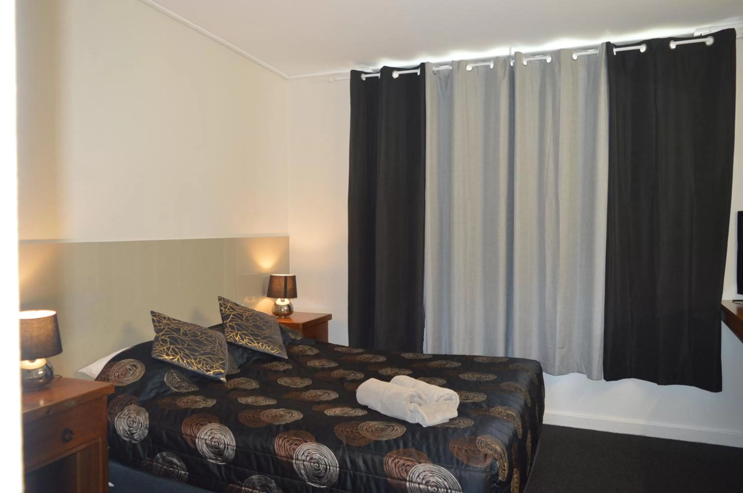 Bedroom, Bed in Blue Lake Motel