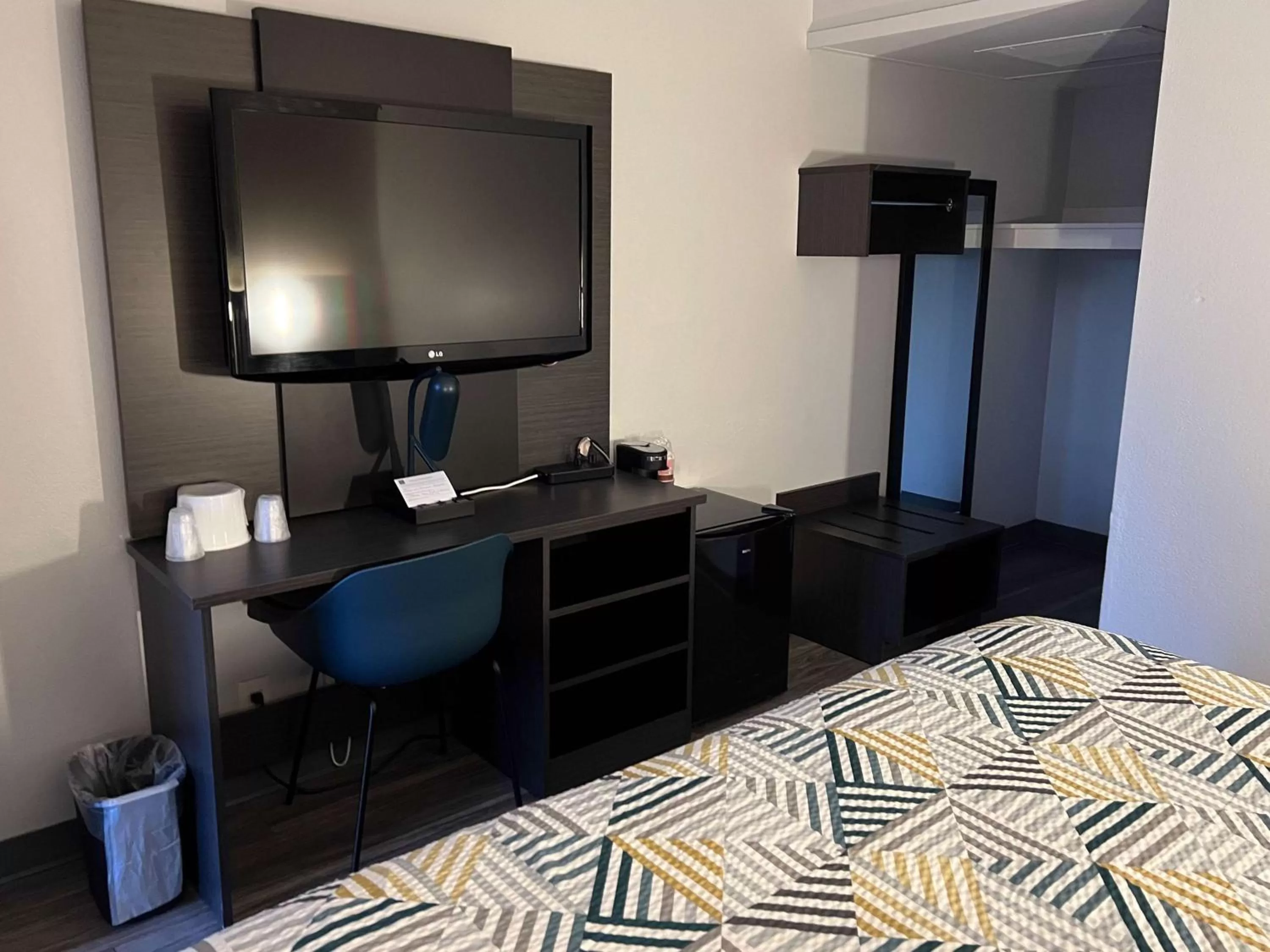 Bedroom, Bed in Motel 6-Ely, NV