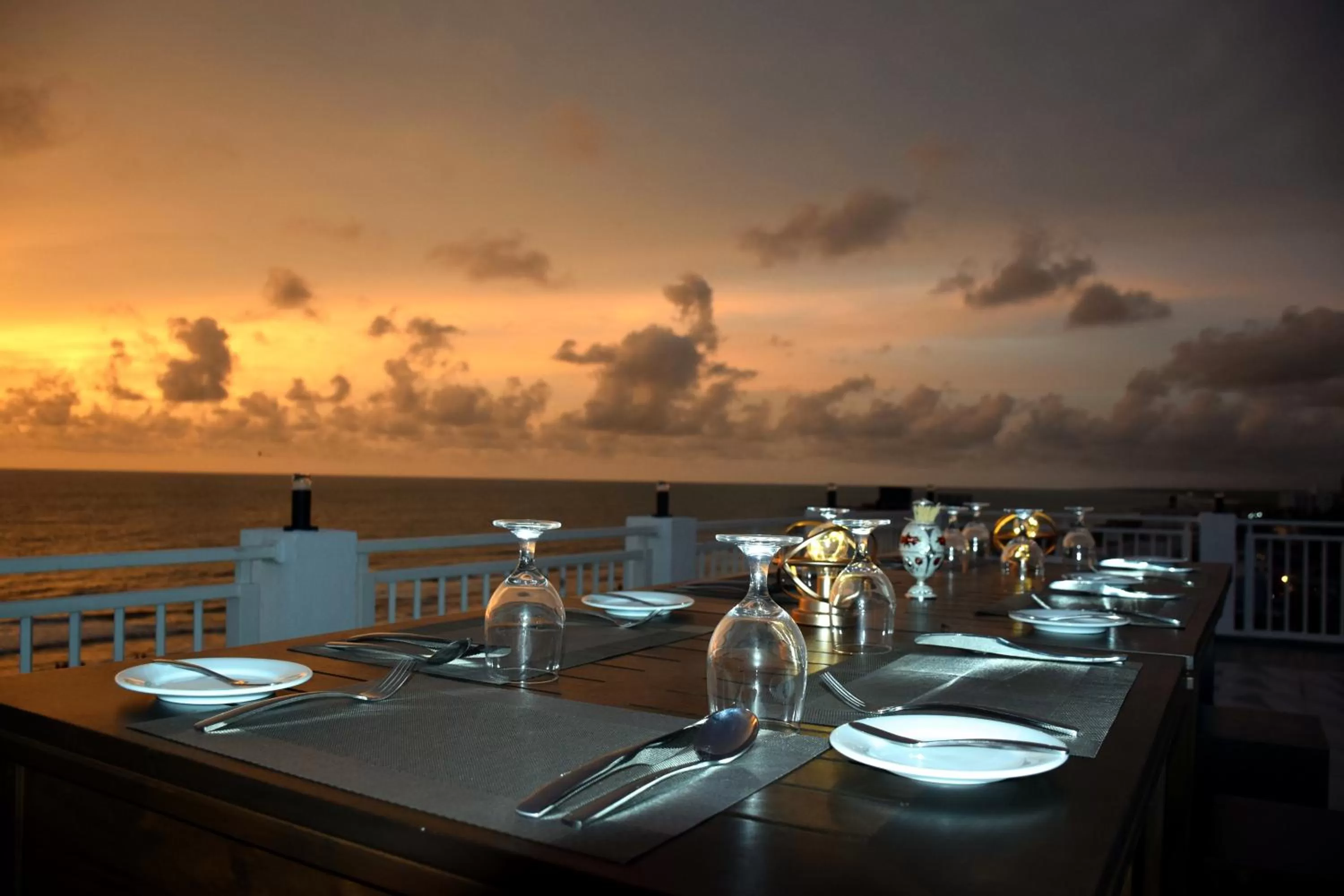 Restaurant/Places to Eat in Ruvisha Beach Hotel