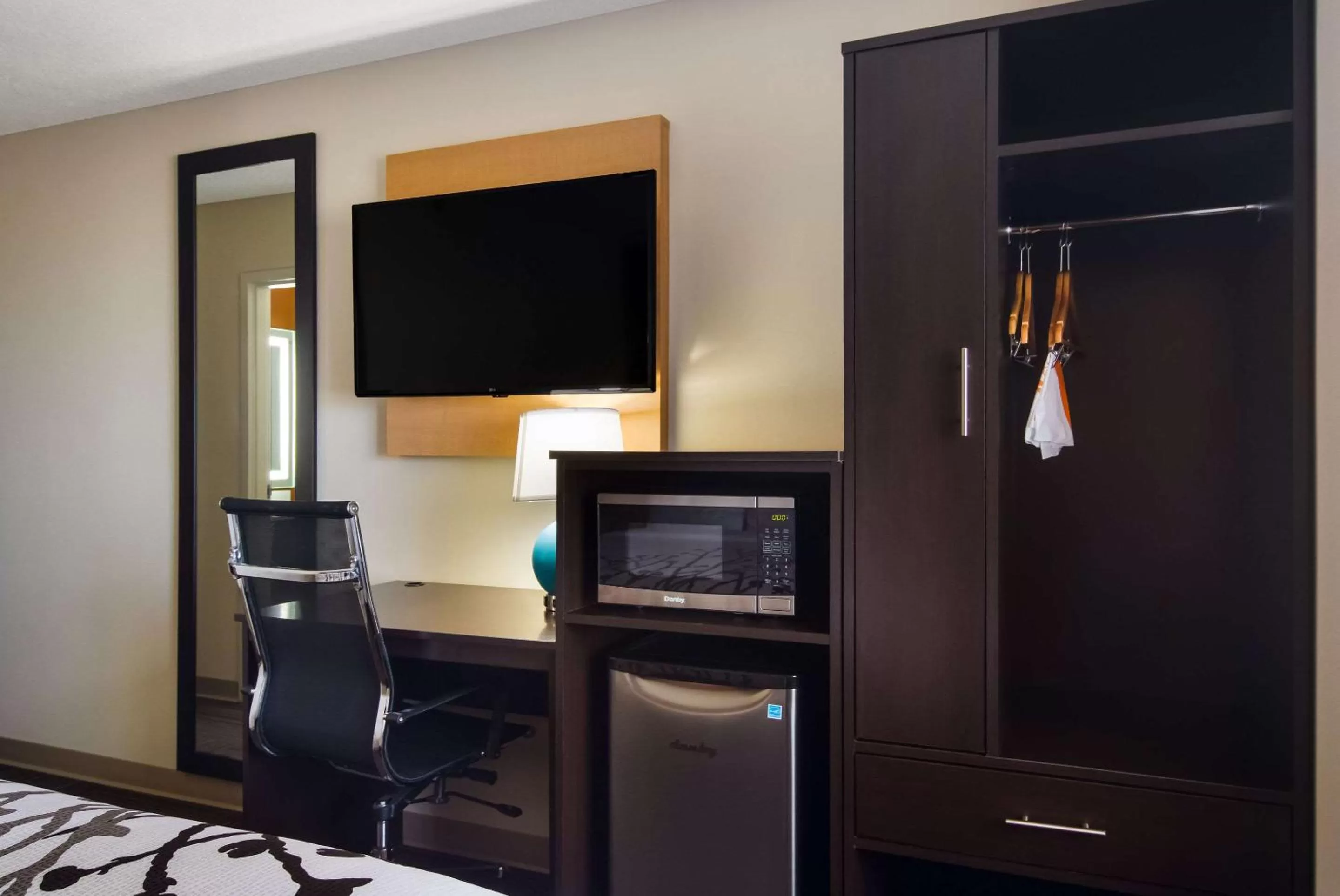 Bedroom, Bed in Sleep Inn Erie near Sports Center