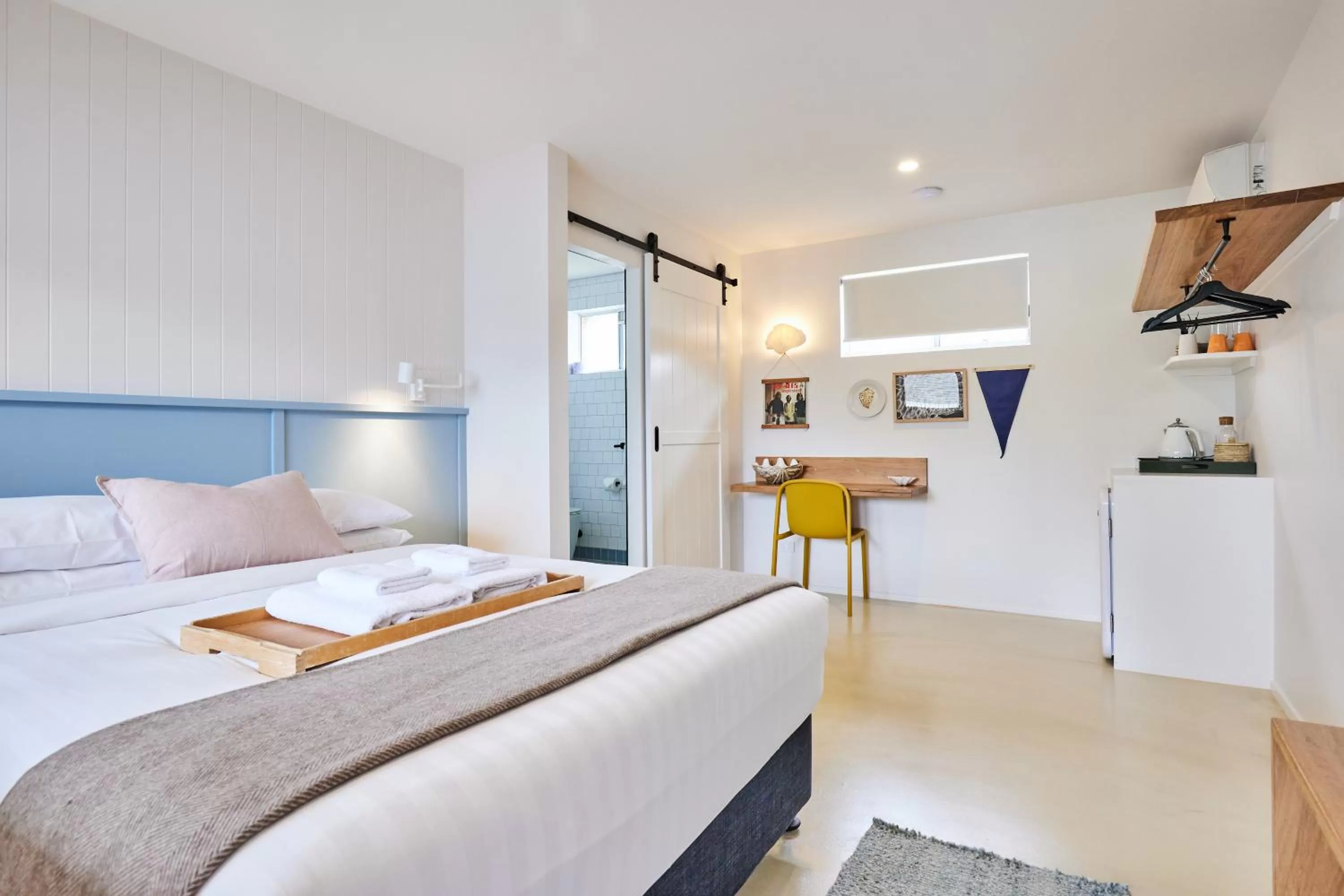 Photo of the whole room, Bed in The Blue Water Motel