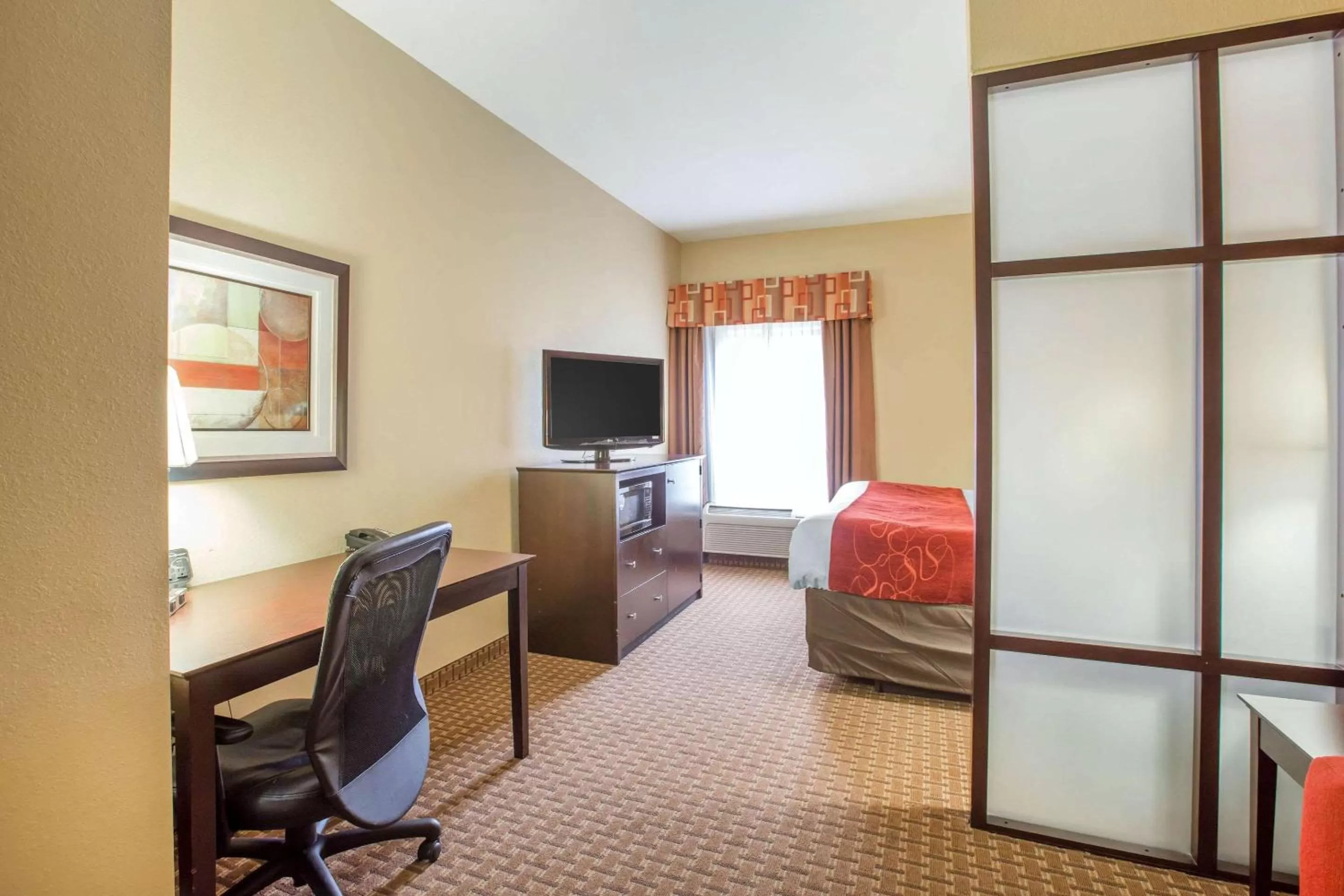Bedroom in Comfort Suites Golden Isles Gateway