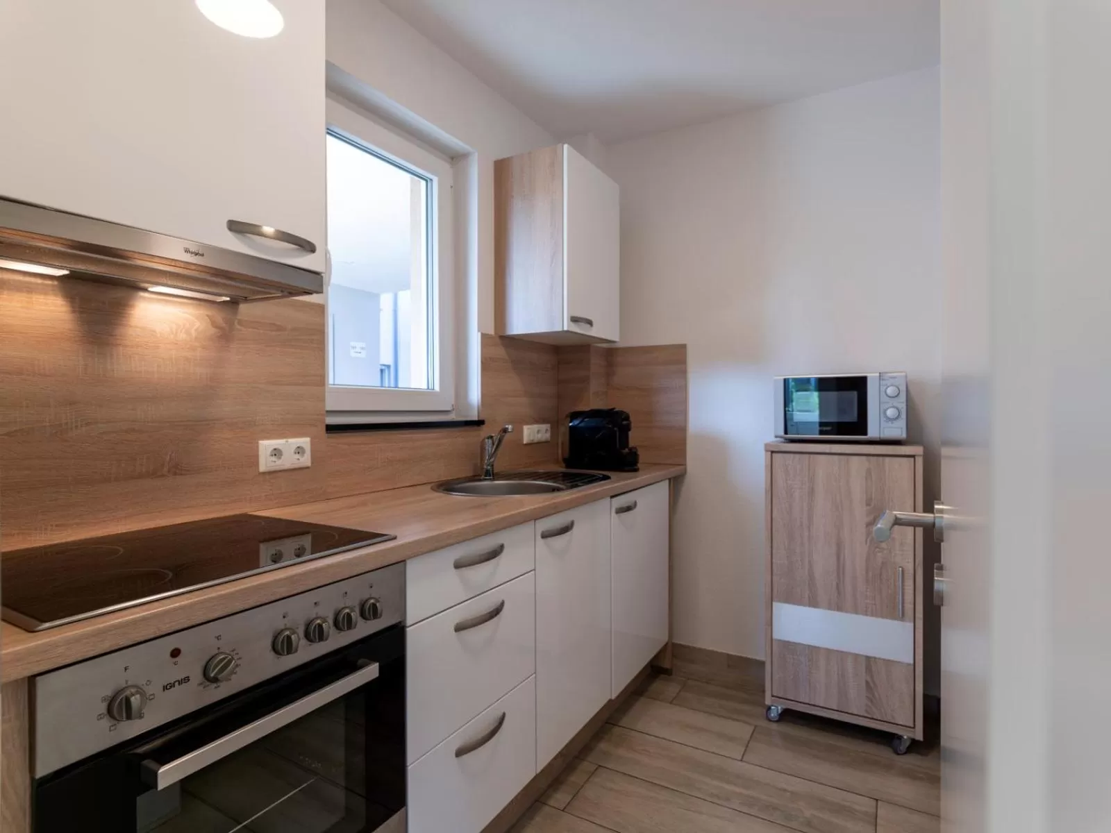 Kitchen/Kitchenette in GLEUEL INN - digital hotel & serviced apartments & boardinghouse mit voll ausgestatteten Küchen