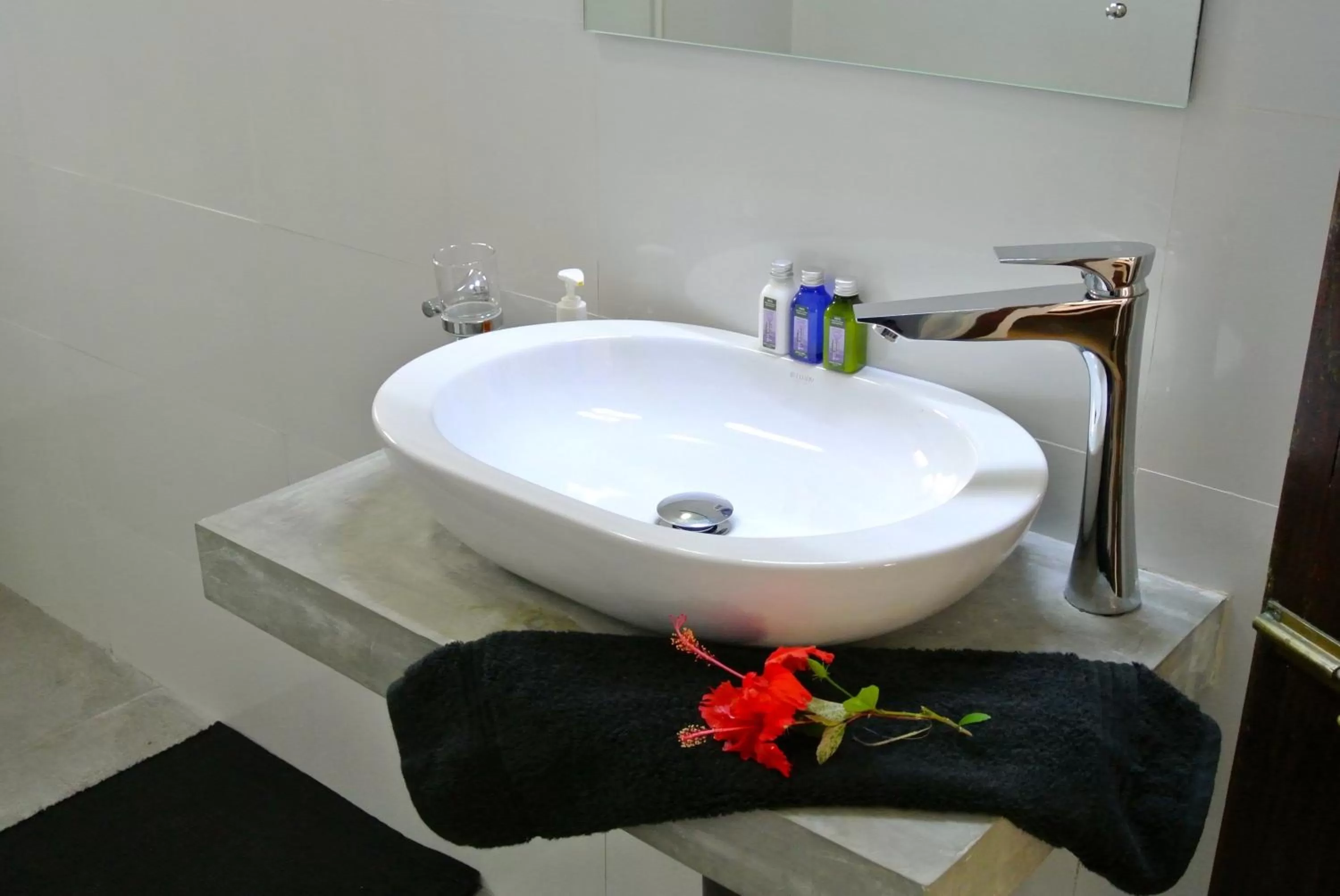 Bathroom in "27" Spathodea- Oasis in the City