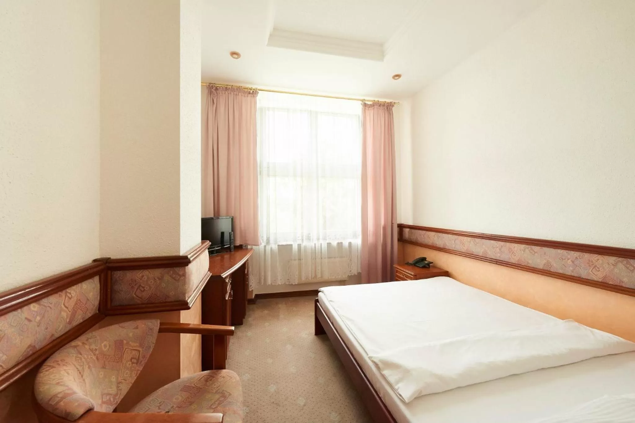 Photo of the whole room, Bed in Solidaris