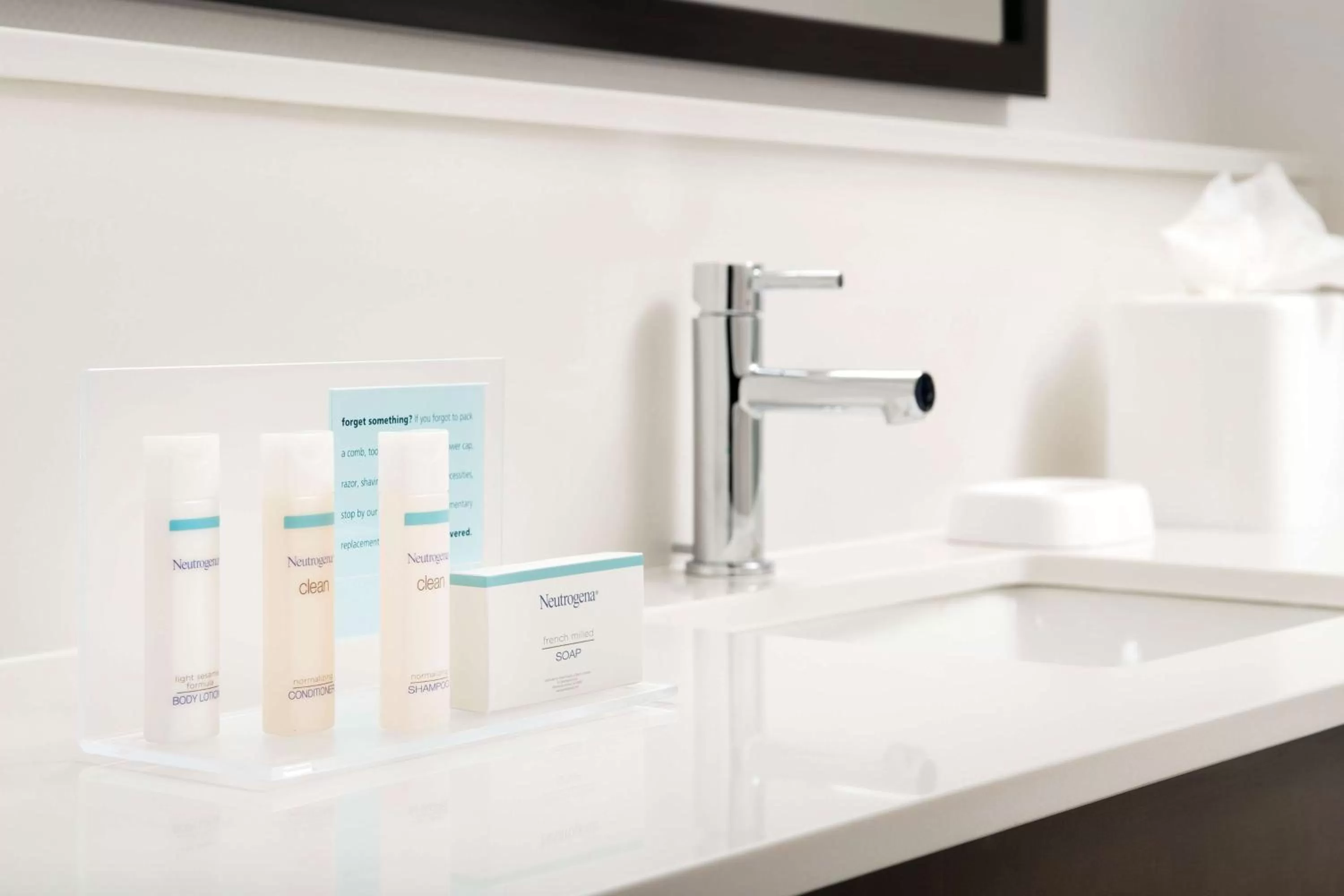 Bathroom in Hampton Inn & Suites San Antonio Lackland AFB SeaWorld