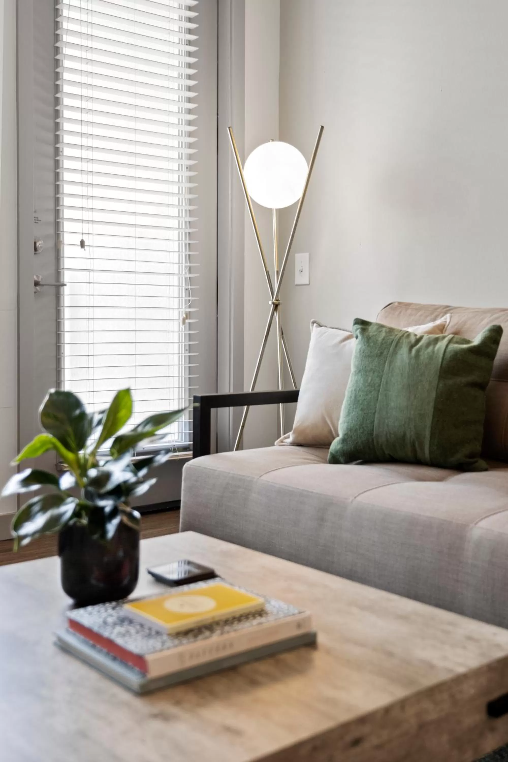 Living room in Placemakr Music Row - Vanderbilt