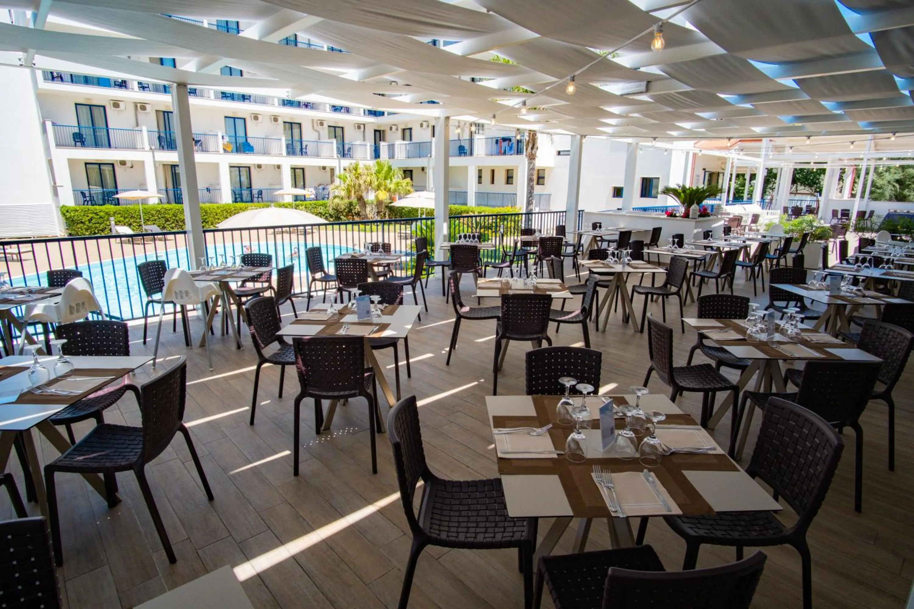 Restaurant/places to eat in Ticho's Greenblu Hotel