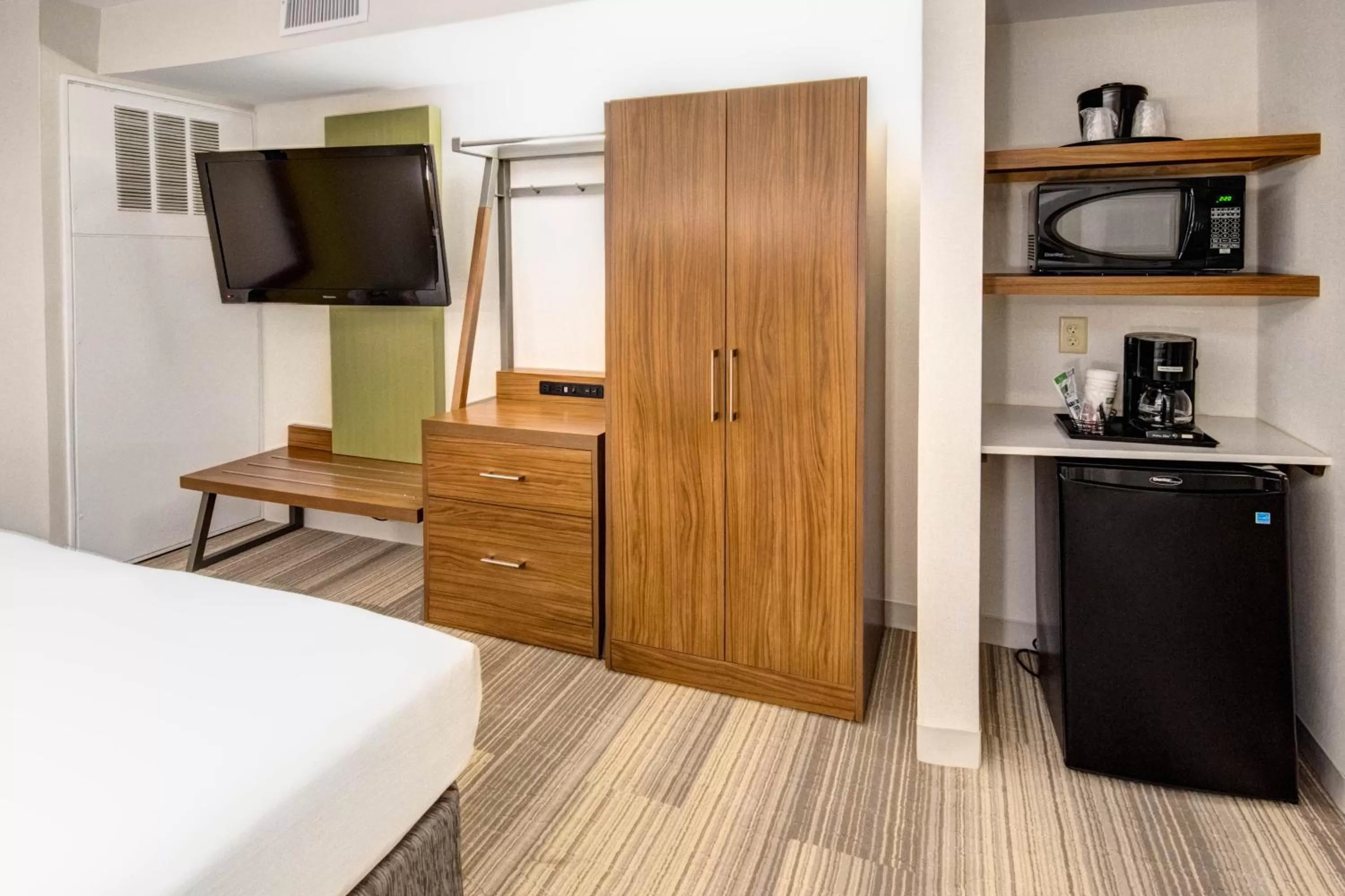 Photo of the whole room, Bed in Holiday Inn Express Woodbridge by IHG