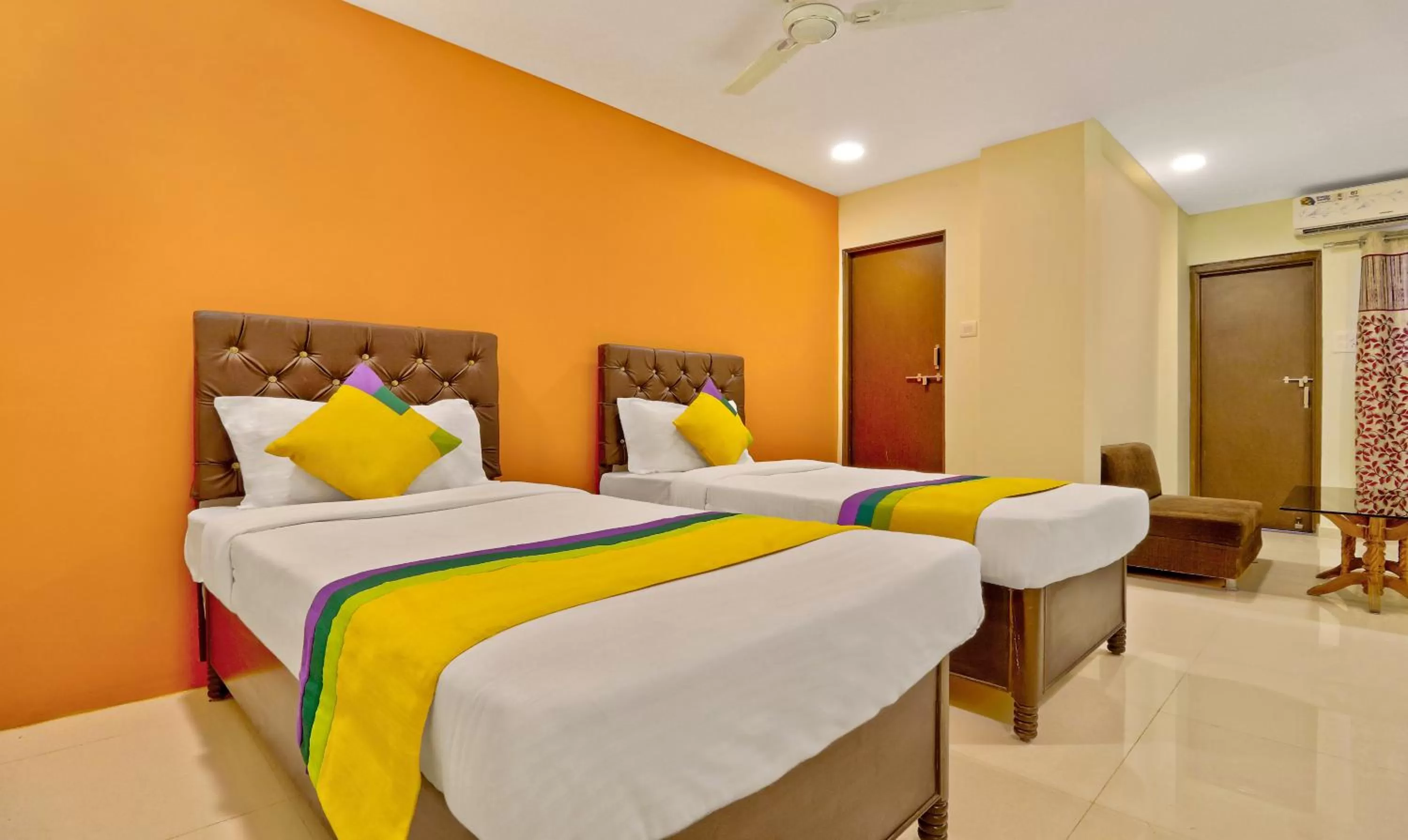 Bedroom, Bed in Itsy Hotels Carnival Inn