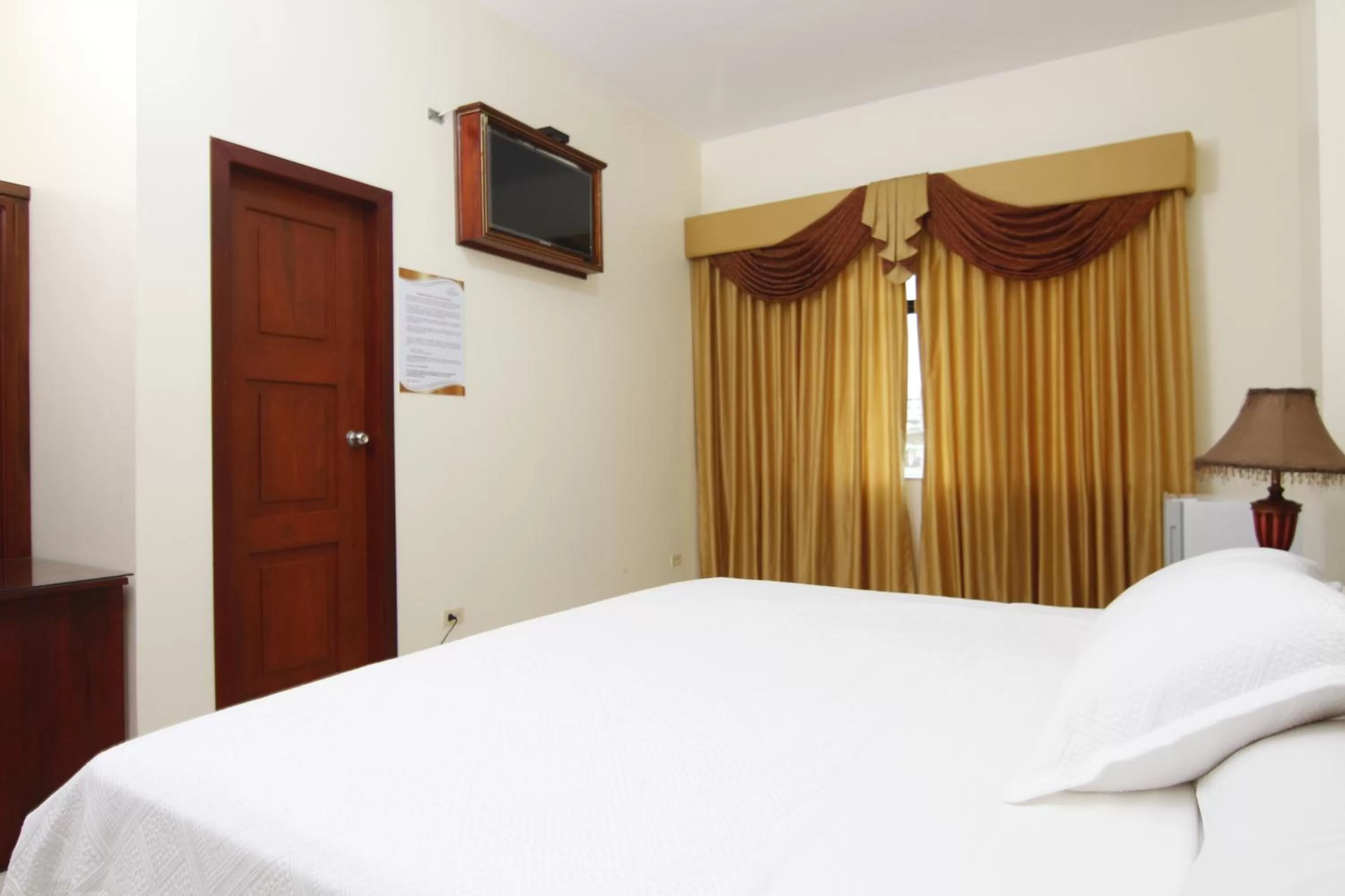 Bed in Hotel Versailles Internacional