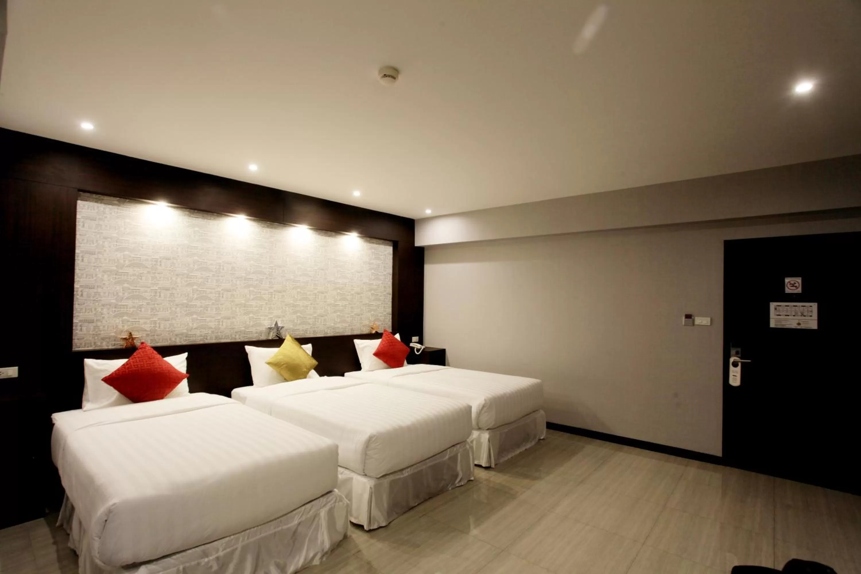 Photo of the whole room, Bed in Chateau de Sukhumvit