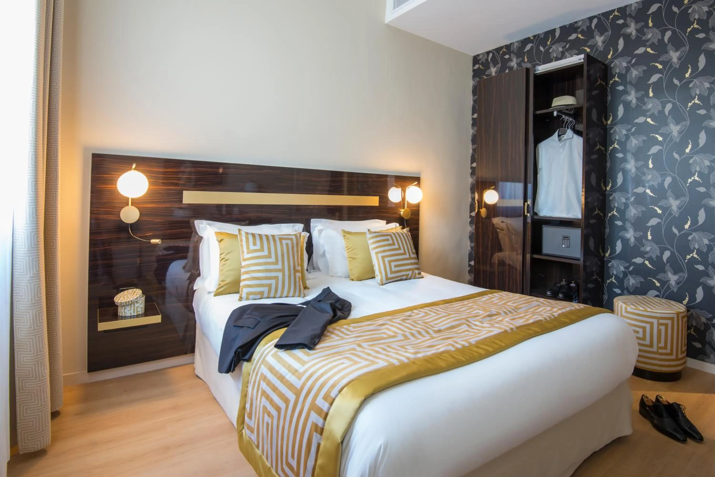 Photo of the whole room, Bed in Hotel Carlton