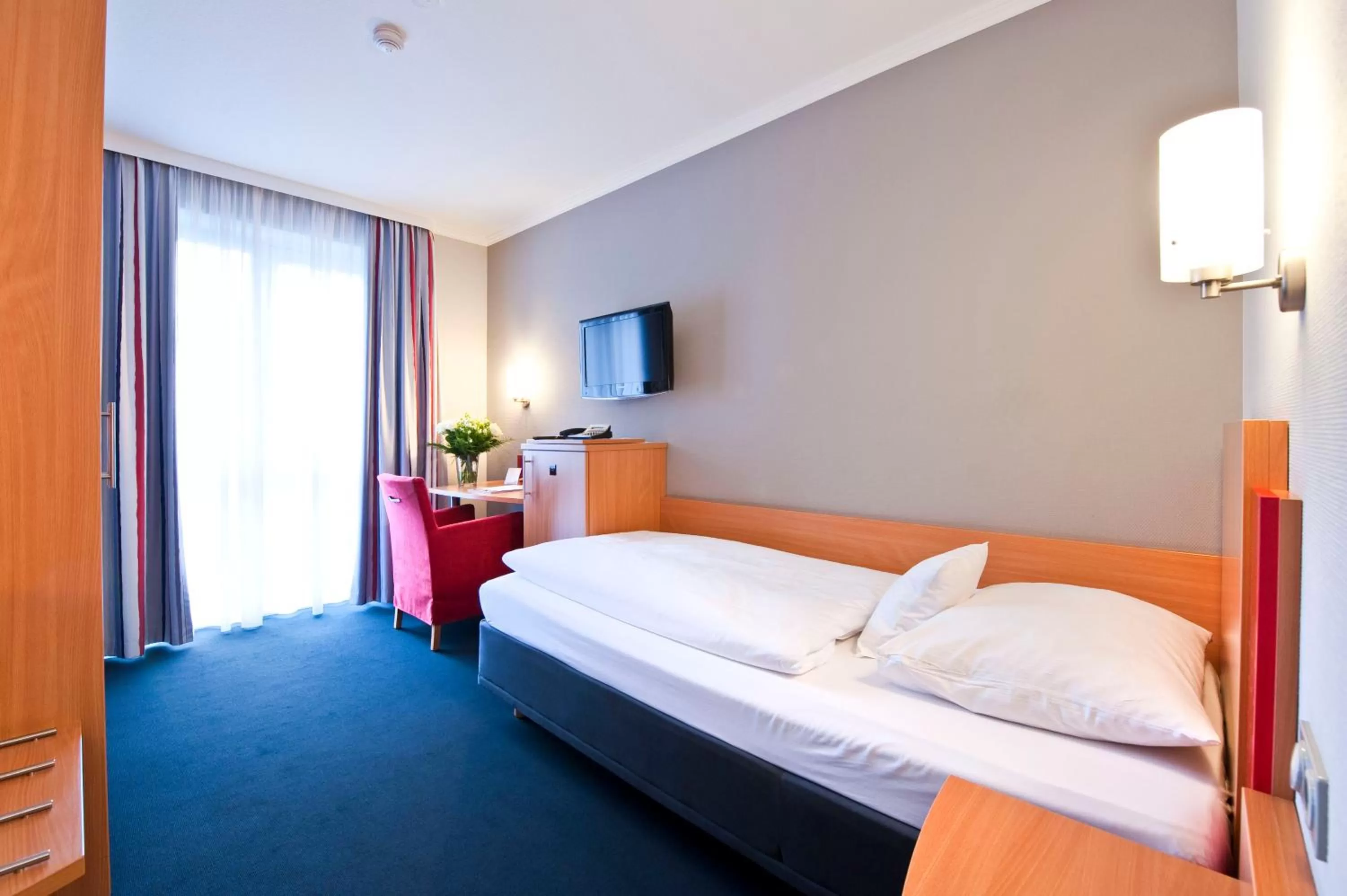 Photo of the whole room, Bed in Ringhotel Ahrensburg