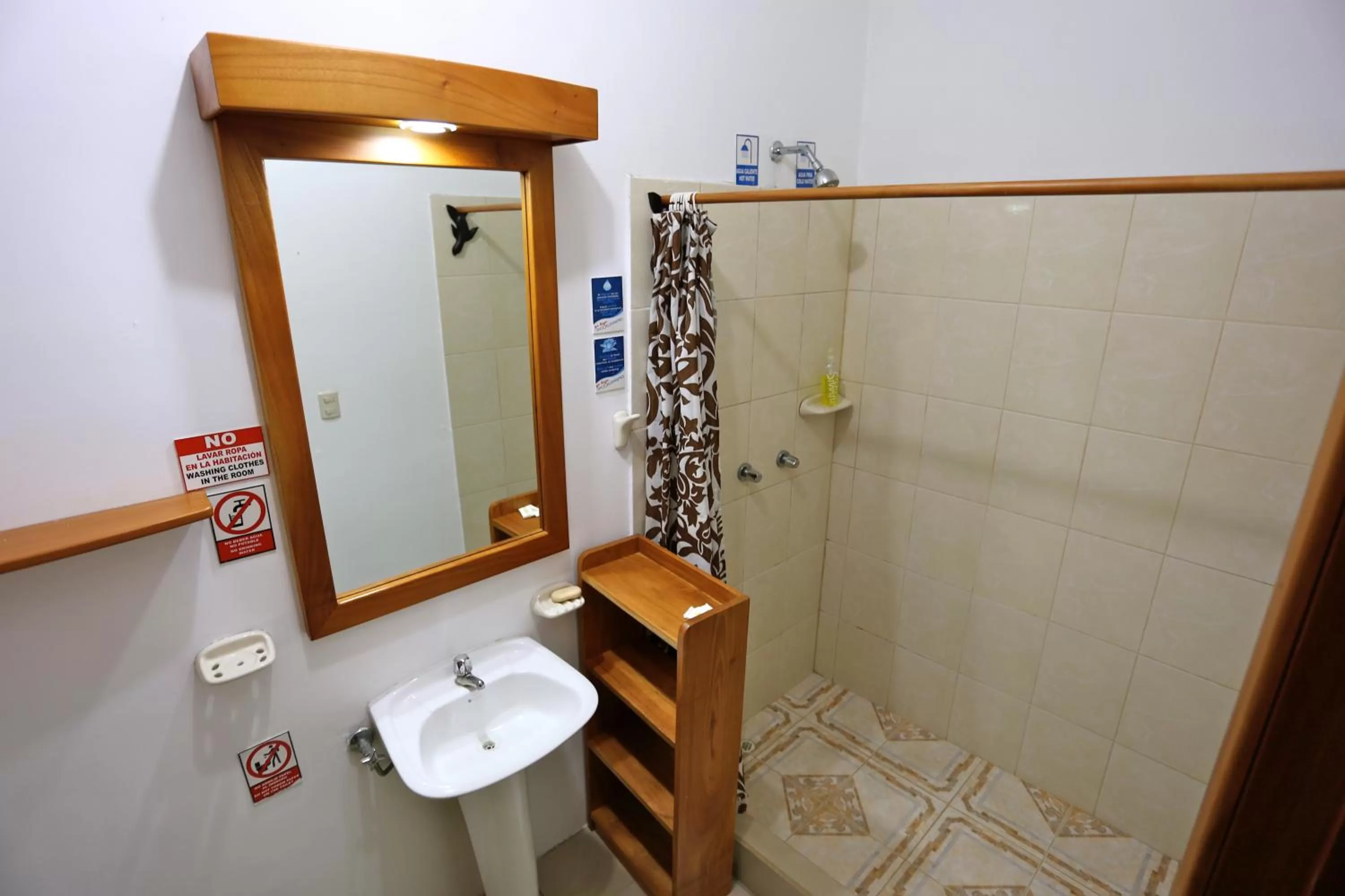 Shower, Bathroom in The Galapagos Pearl B&B