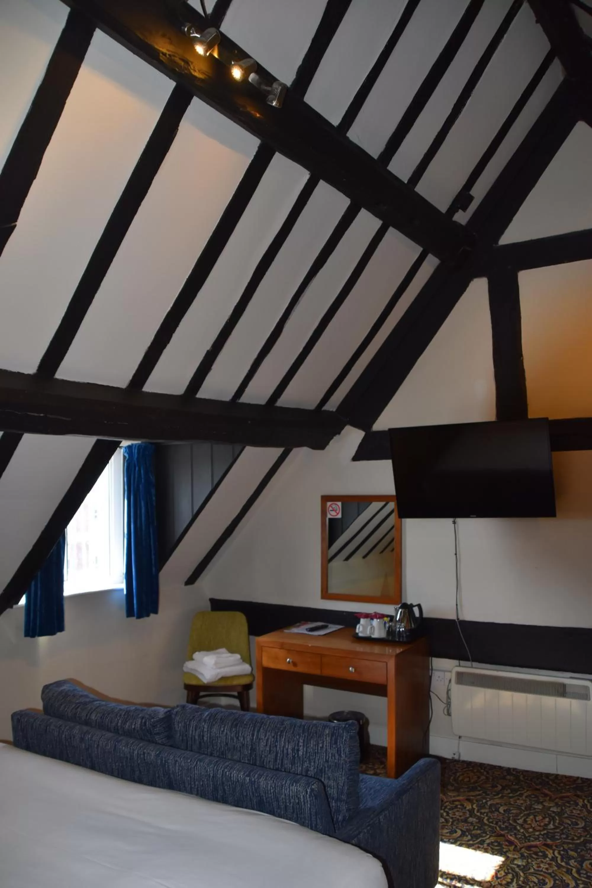 Bedroom, Bed in George Hotel Wetherspoon