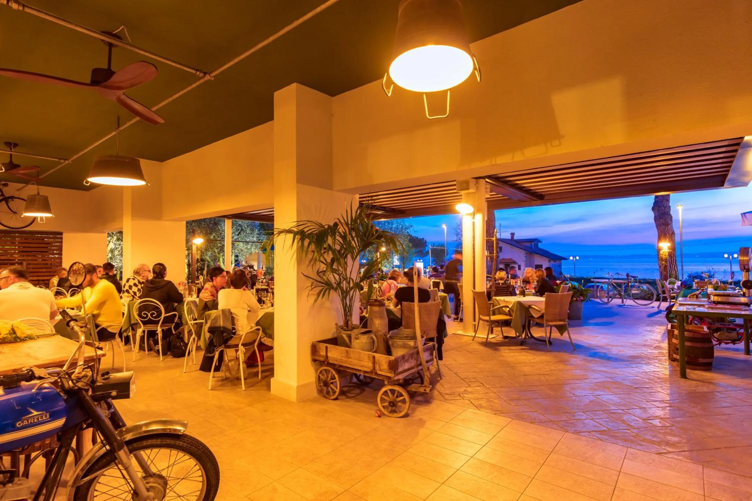 Restaurant/places to eat in Hotel Maximilian