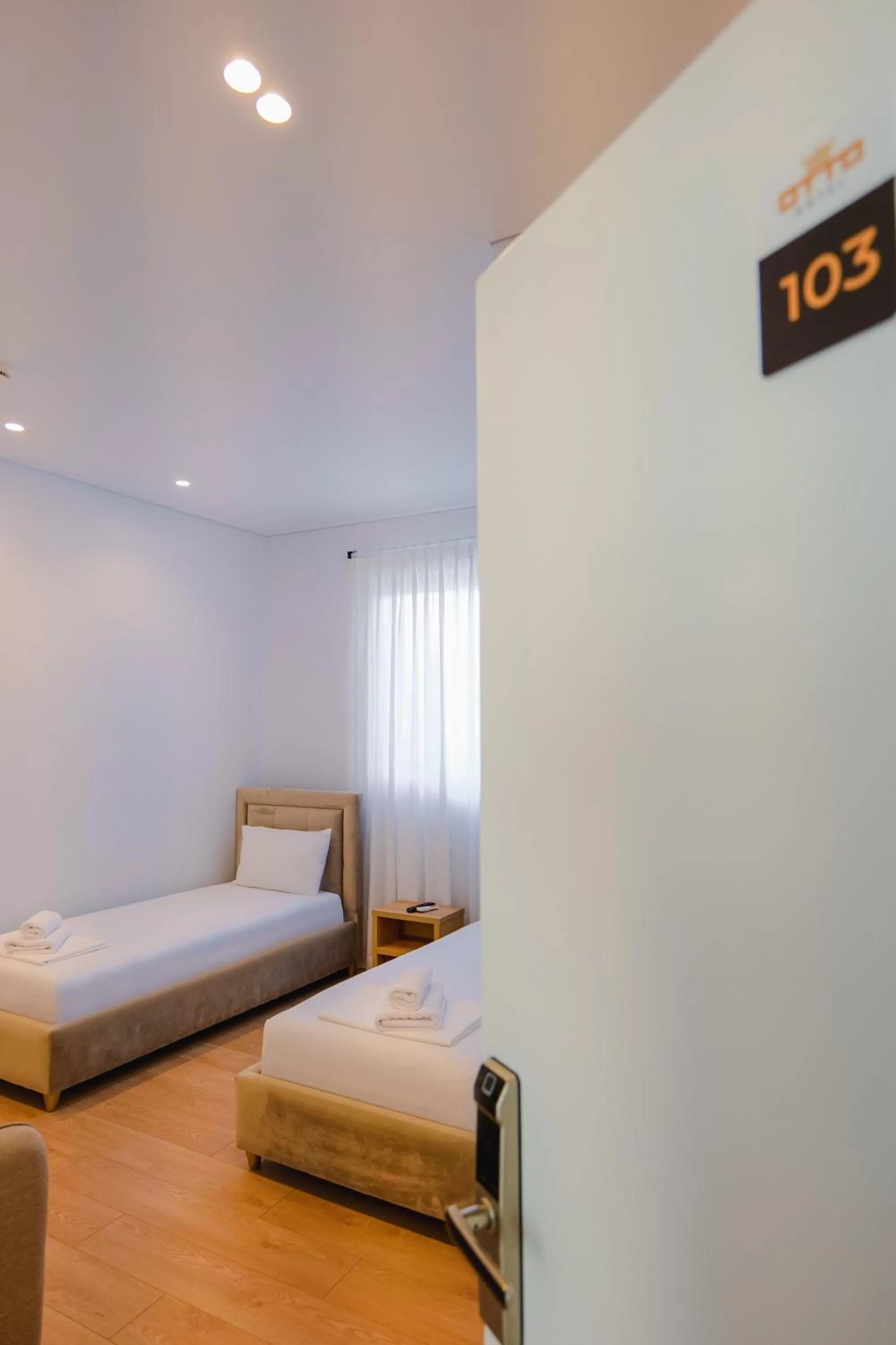 Bed, Seating Area in Otto Hotel