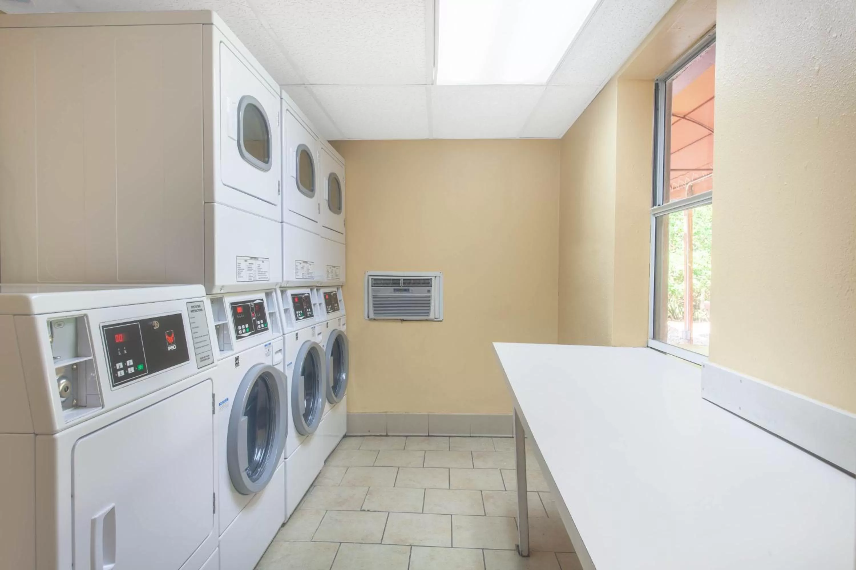 laundry in Grand Hotel Orlando at Universal Blvd - Shuttle to Theme Parks