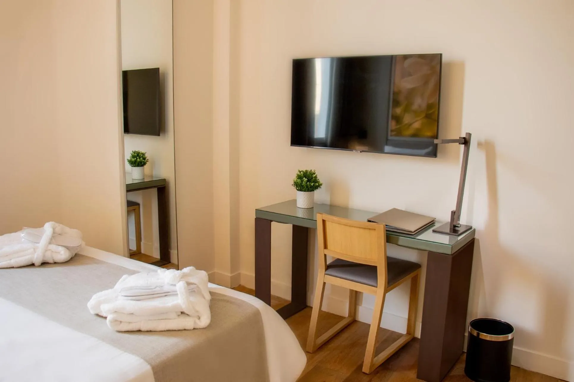 TV and multimedia, Bed in The Classic Hotel Nicosia - Handwritten Collection