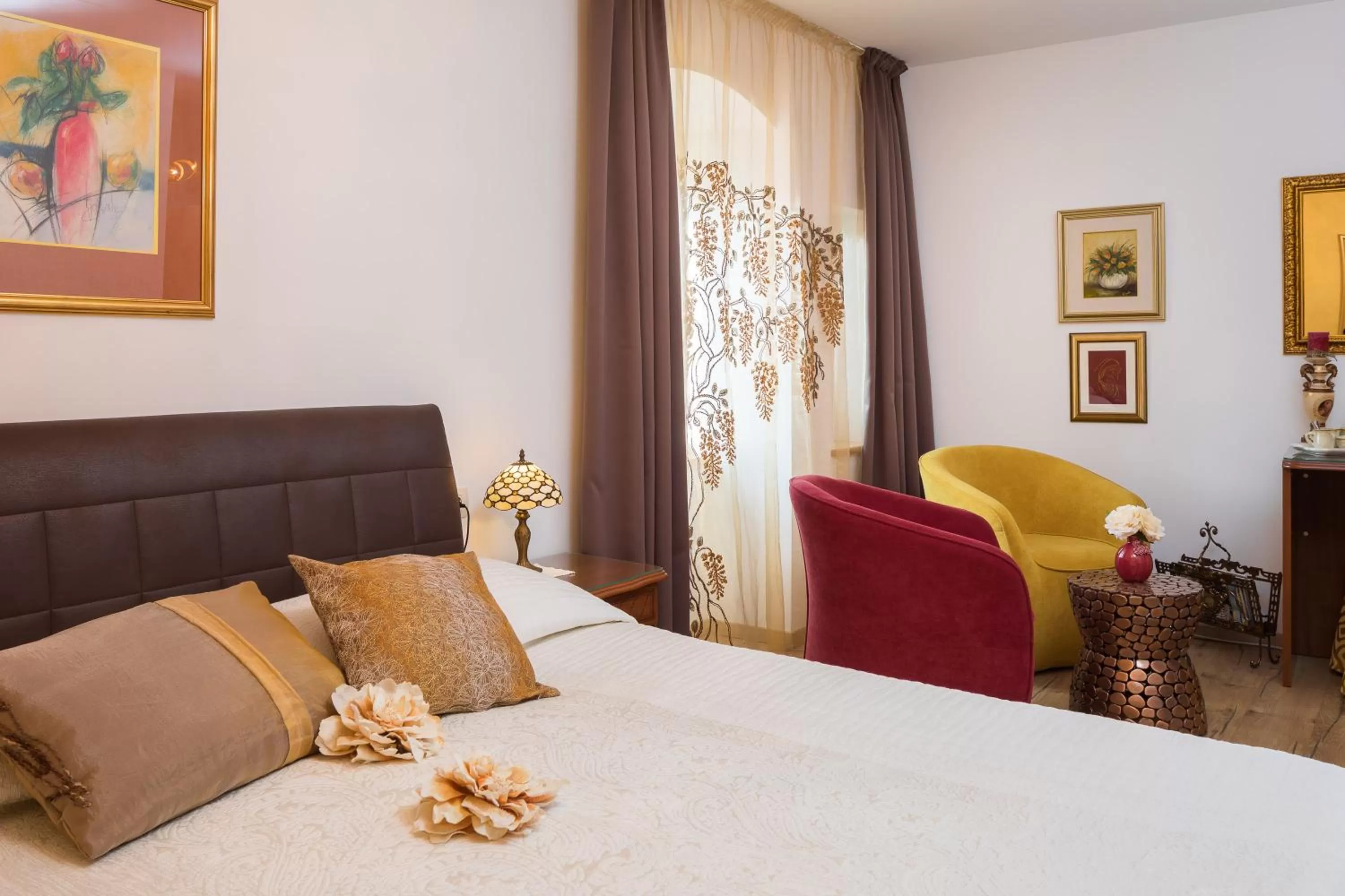 Bed in Romantic Luxury Rooms