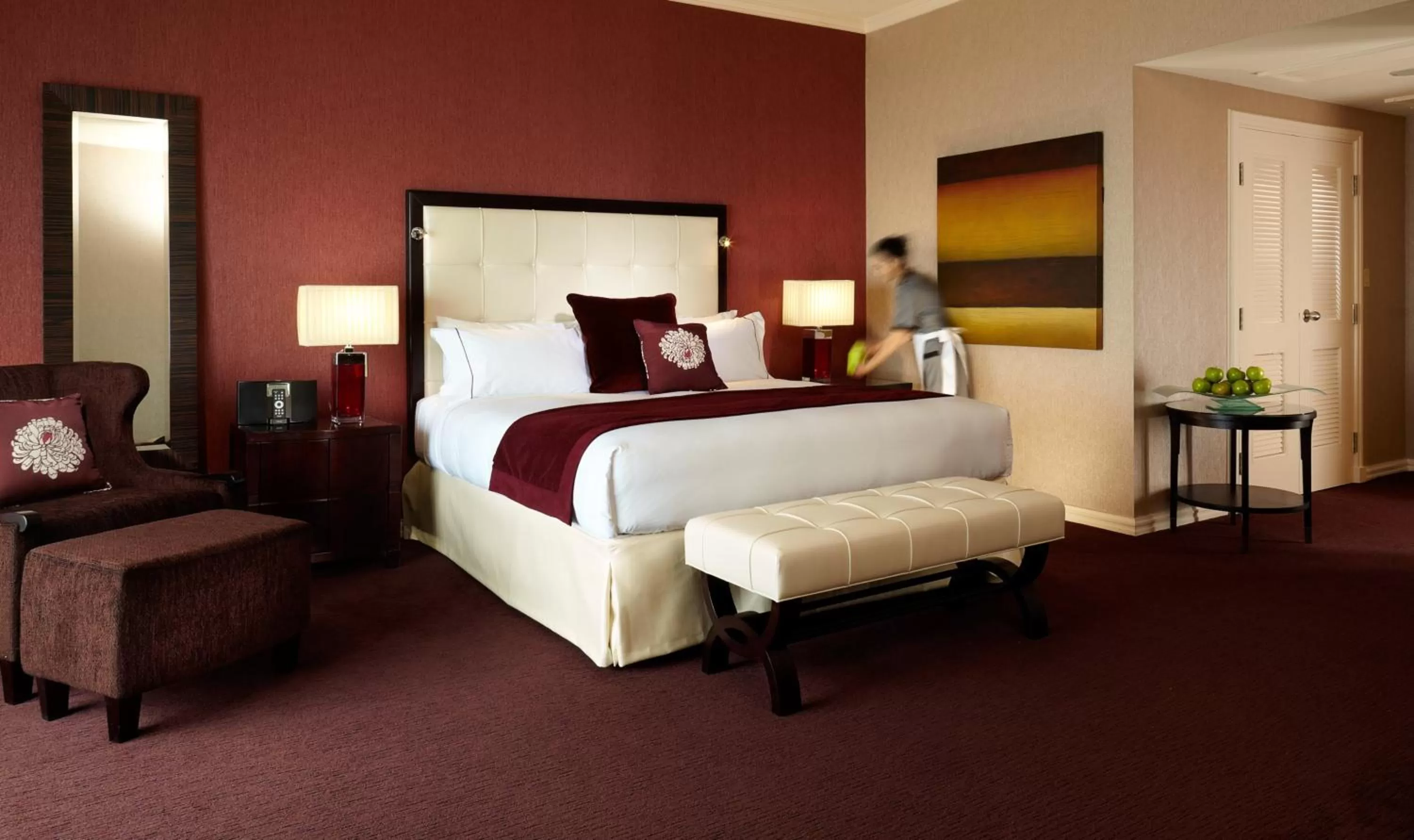 Photo of the whole room, Bed in InterContinental Montreal by IHG