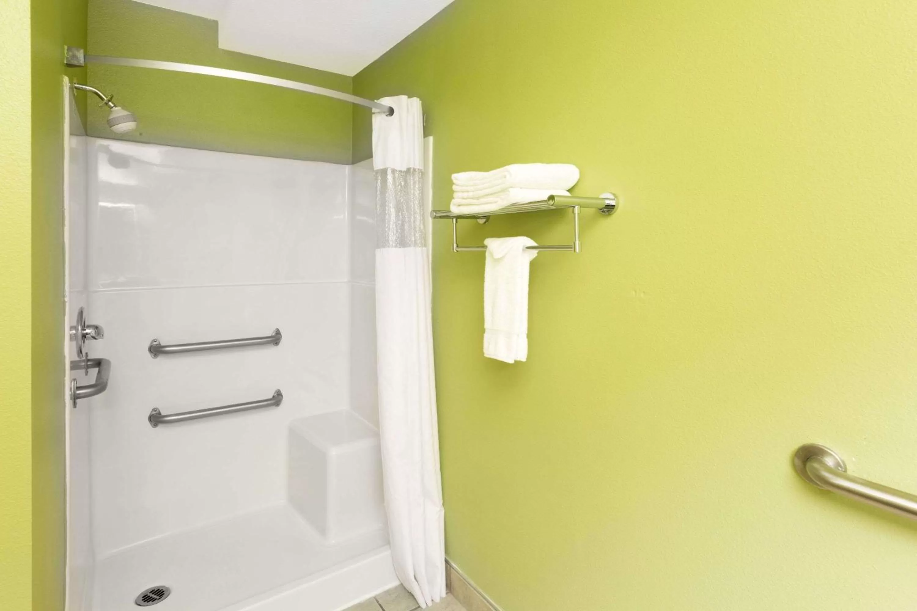 Photo of the whole room in Days Inn by Wyndham Newport OR