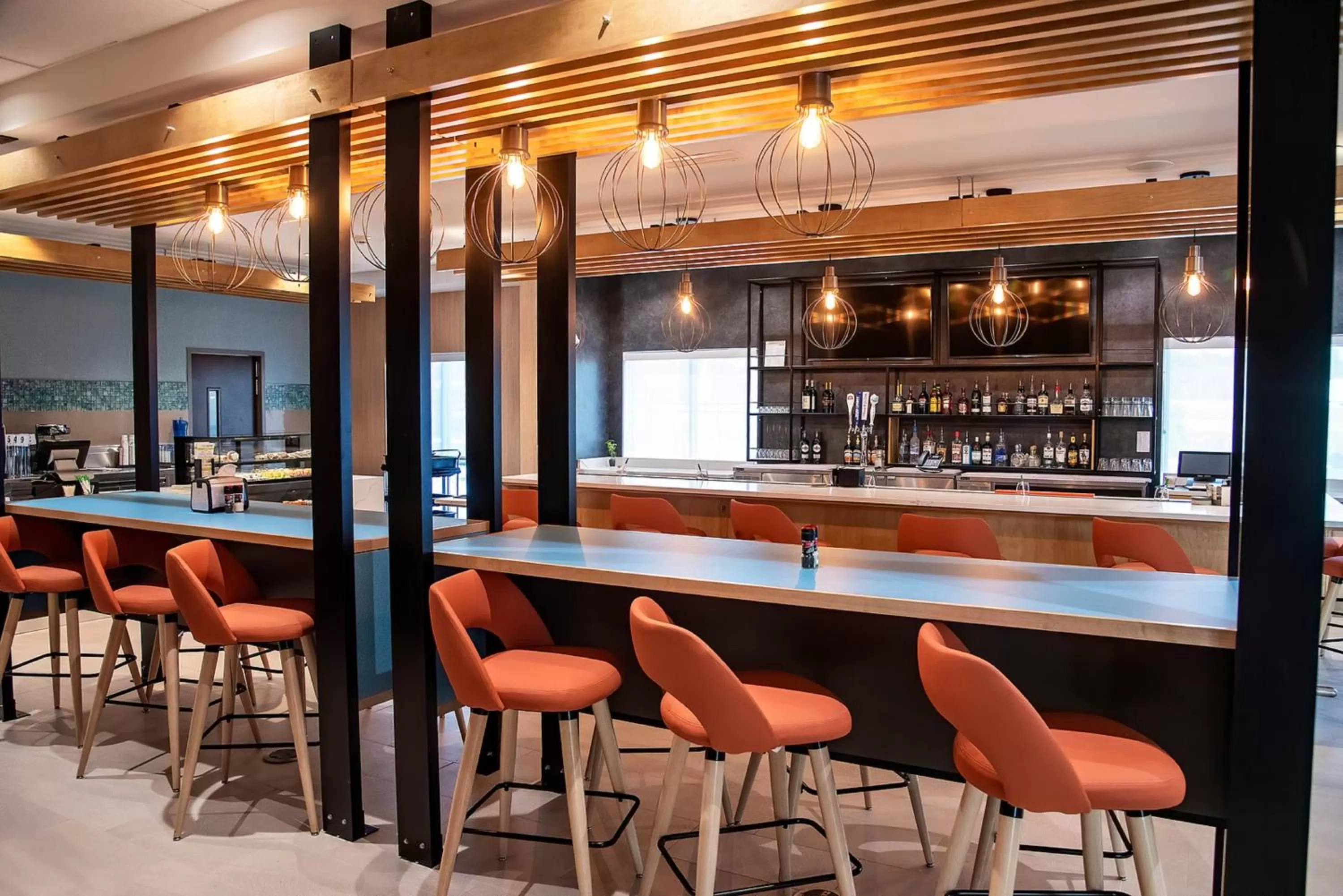 Lounge or bar in Holiday Inn & Suites - Savannah Airport - Pooler by IHG